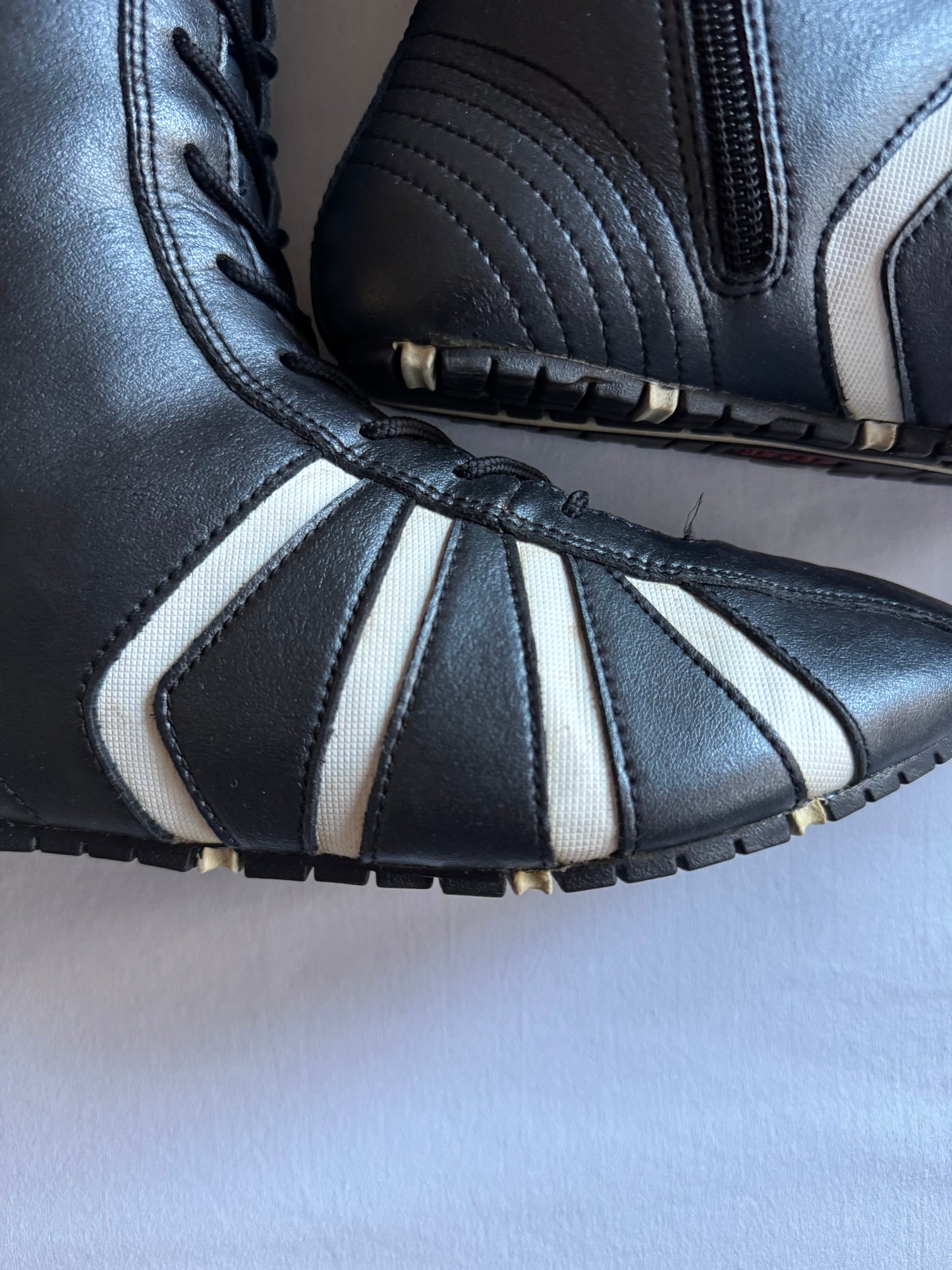 🥊 Cizme vintage Levi’s Boxing – piele neagră – mărimea 39