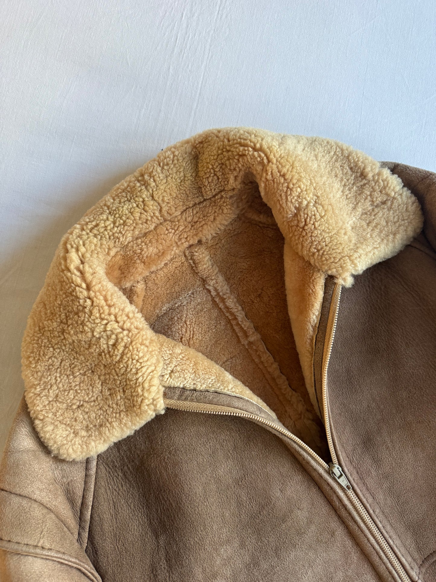 🐑 Geacă Vintage din Shearling Natural Maro Deschis – M (Cropped Bomber Fit)