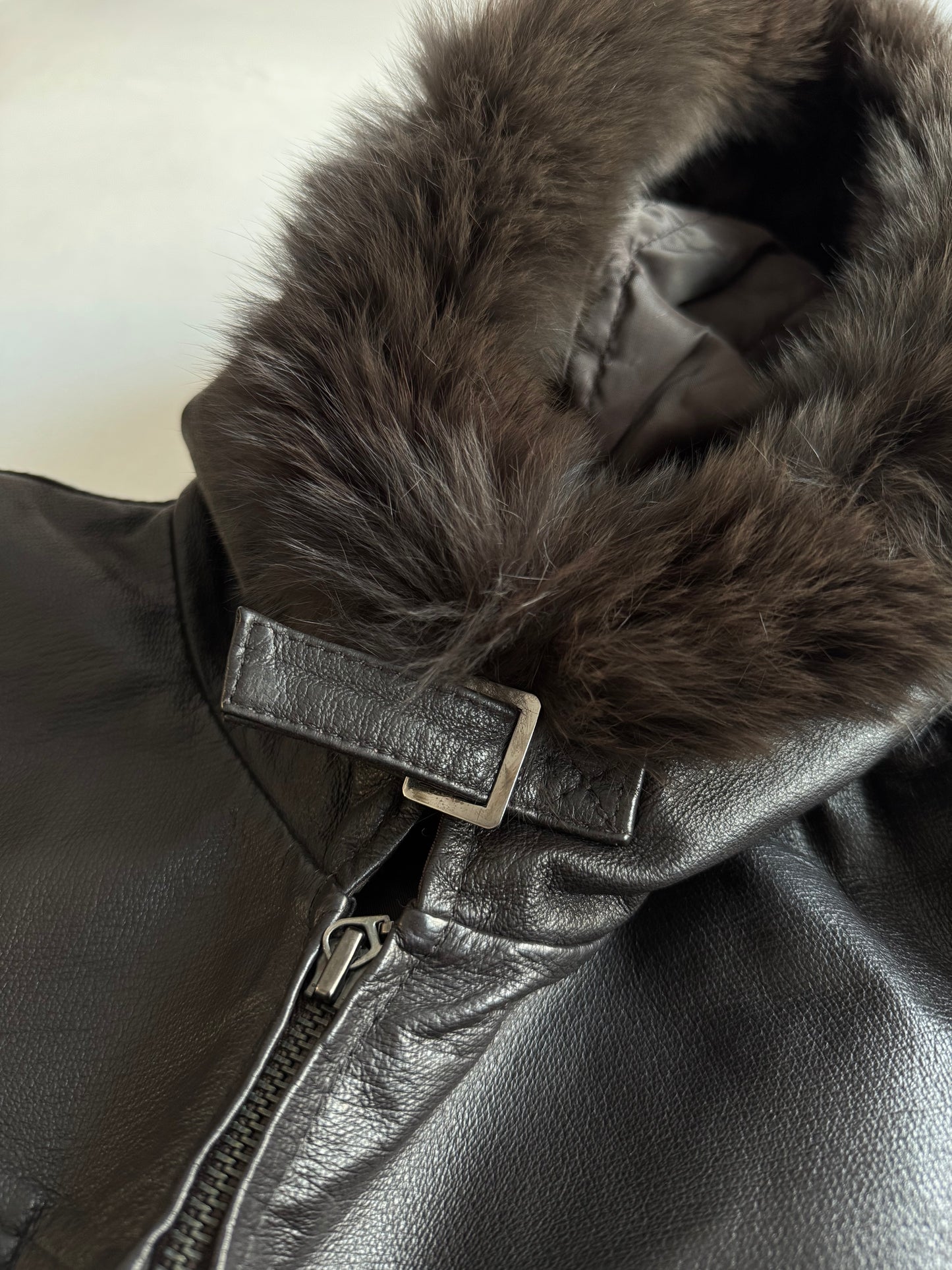 🦊 Jachetă Y2K din Piele Maro Închis cu Glugă Bordată cu Blană de Vulpe – IT 44 (M/L Damă)