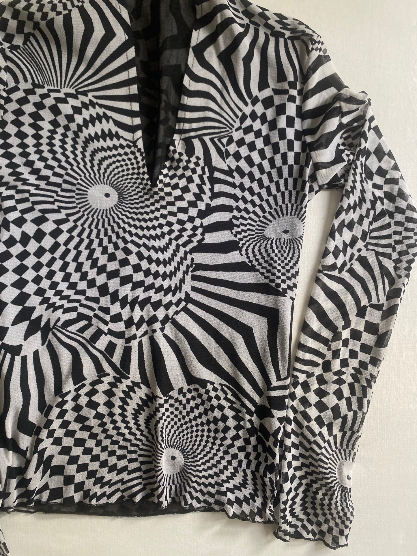🖤 Top Y2K Mesh cu Imprimeu Abstract Alb-Negru, Mâneci Lungi – Mărimea S