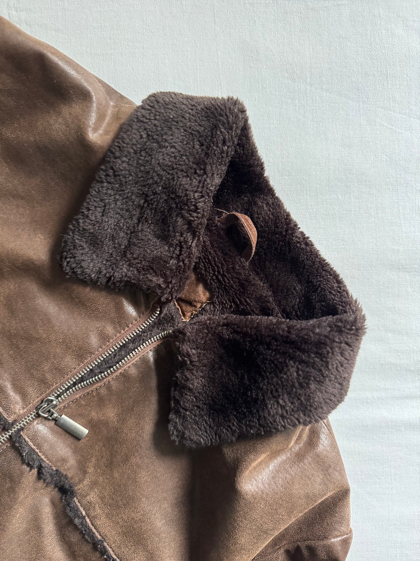 🧥 Geacă Y2K din Piele Naturală cu Căptușeală Faux Shearling – Mărime 42 (Women’s L)