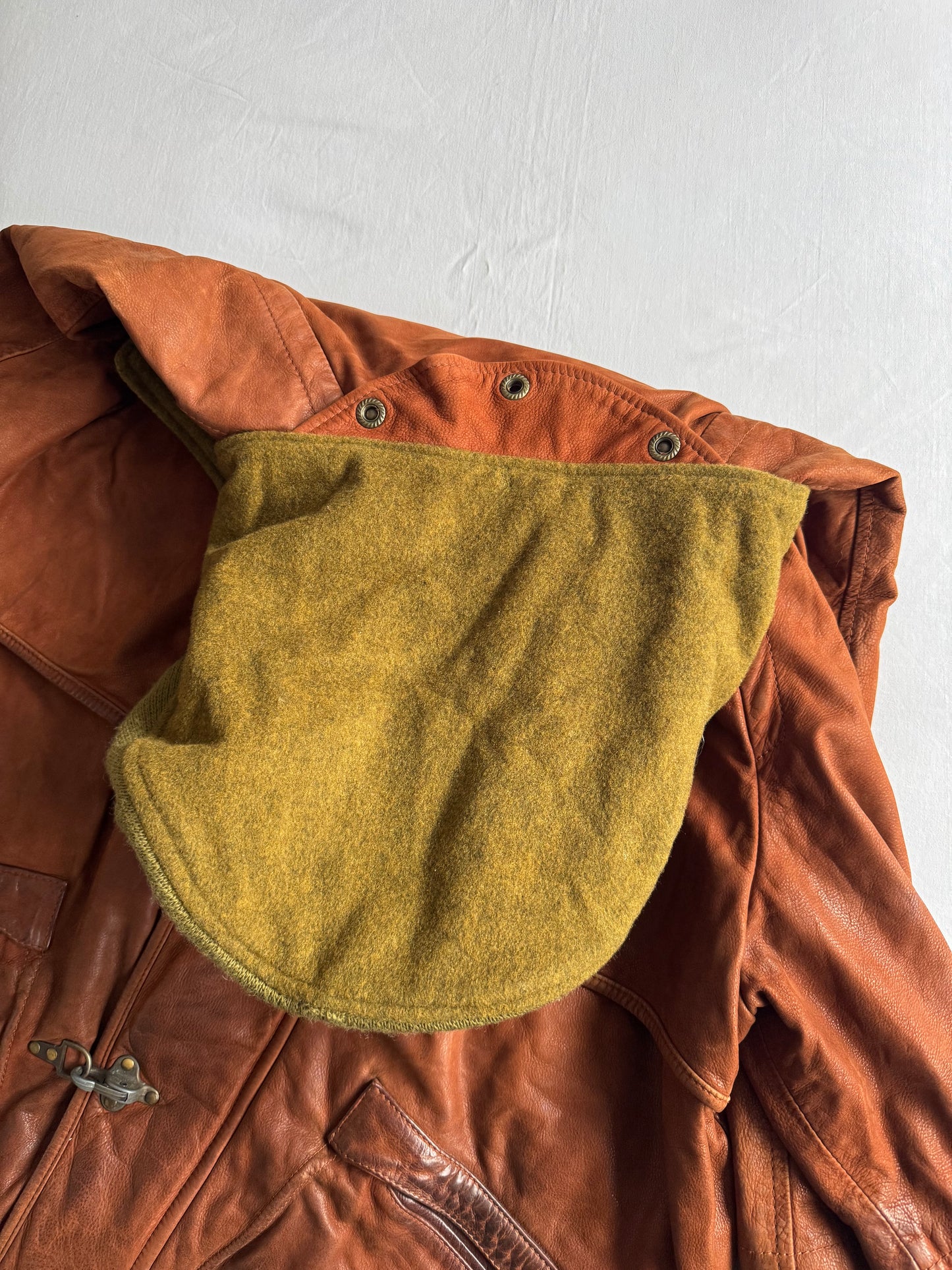 🧥 Geacă Vintage Bărbați Maro din Piele Full Grain cu Fireman Clasp și Glugă Detașabilă – XL