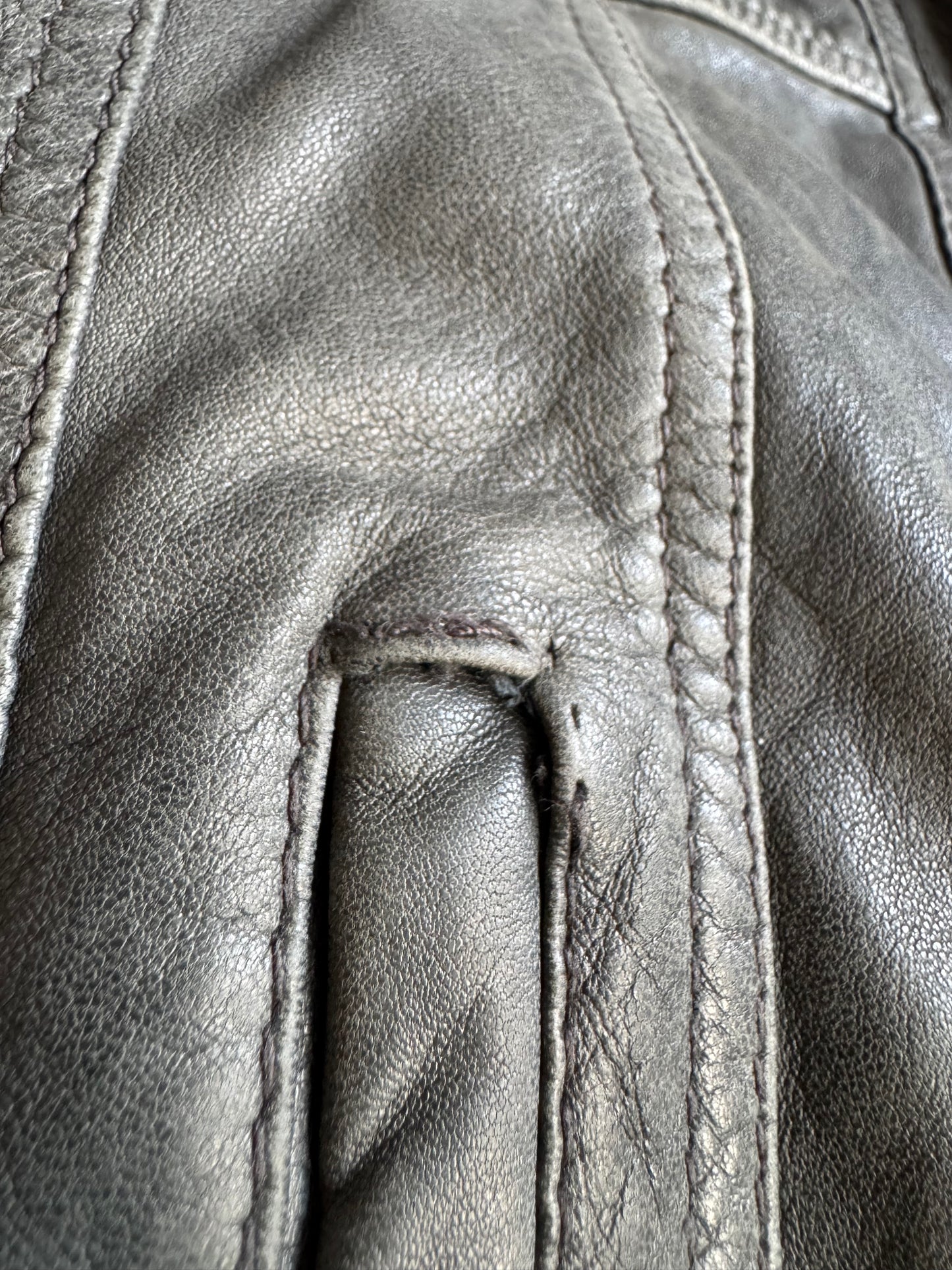 💁‍♀️ Geacă Y2K Damă din Piele de Oaie Gri-Albăstruie Faded cu Patină Naturală – XS