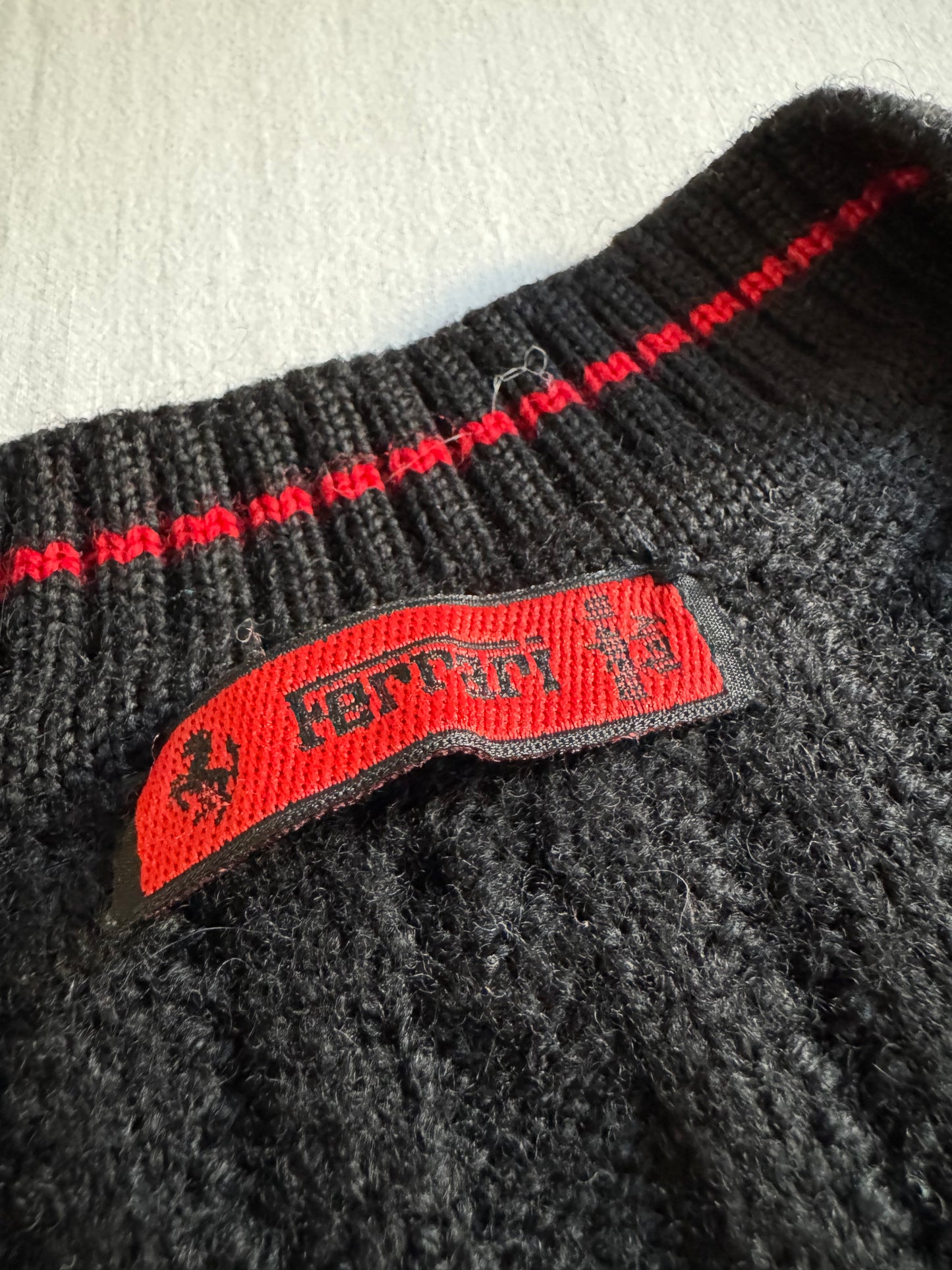 🏎️ 🧶 Pulover vintage Ferrari V-neck negru – mărimea L (Made in Italy)