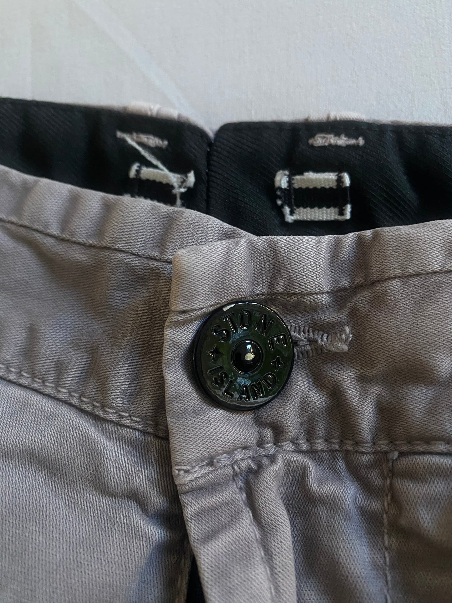 👖 Pantaloni cargo gri Stone Island