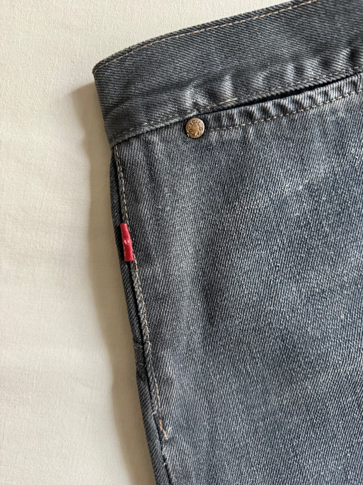 👖 Fustă Vintage Levi’s din denim cerat cu curea reglabilă la spate – mărimea S