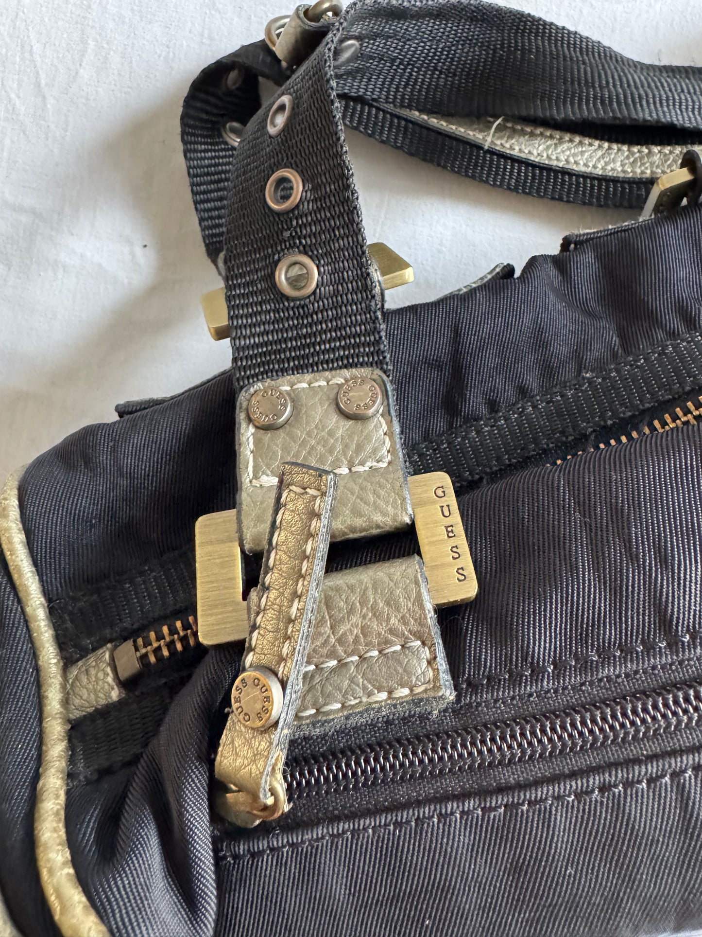 👜 Geantă Y2K Guess neagră cu detalii aurii / Model utility