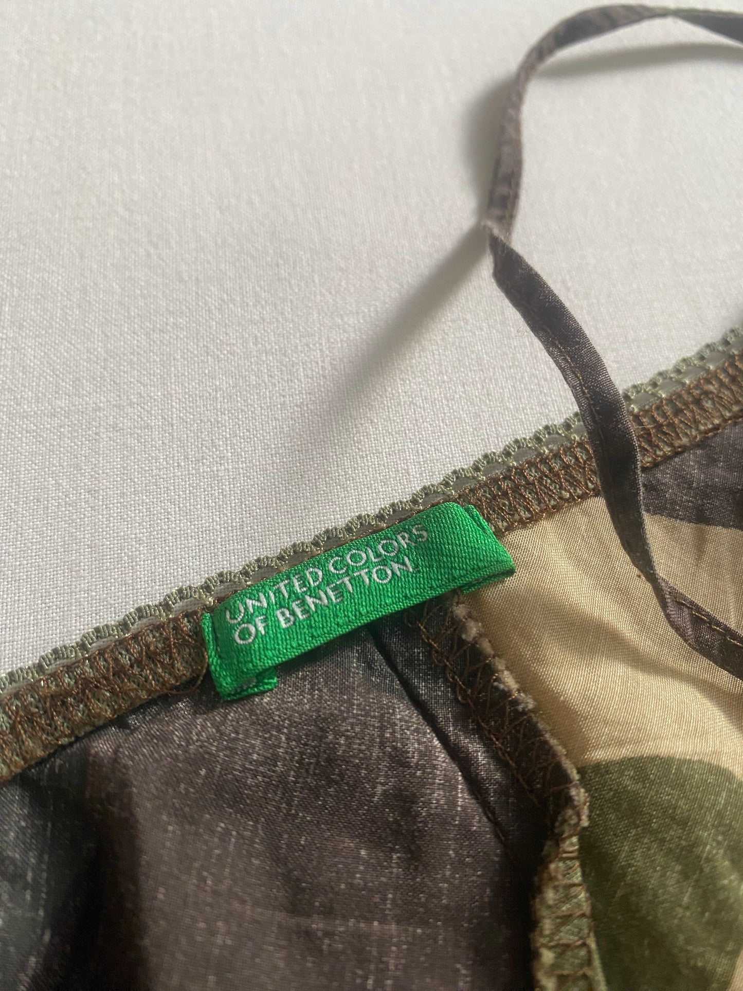 🧢 Top Y2K Benetton Camo – Mărimea L Femei – Made in Italy