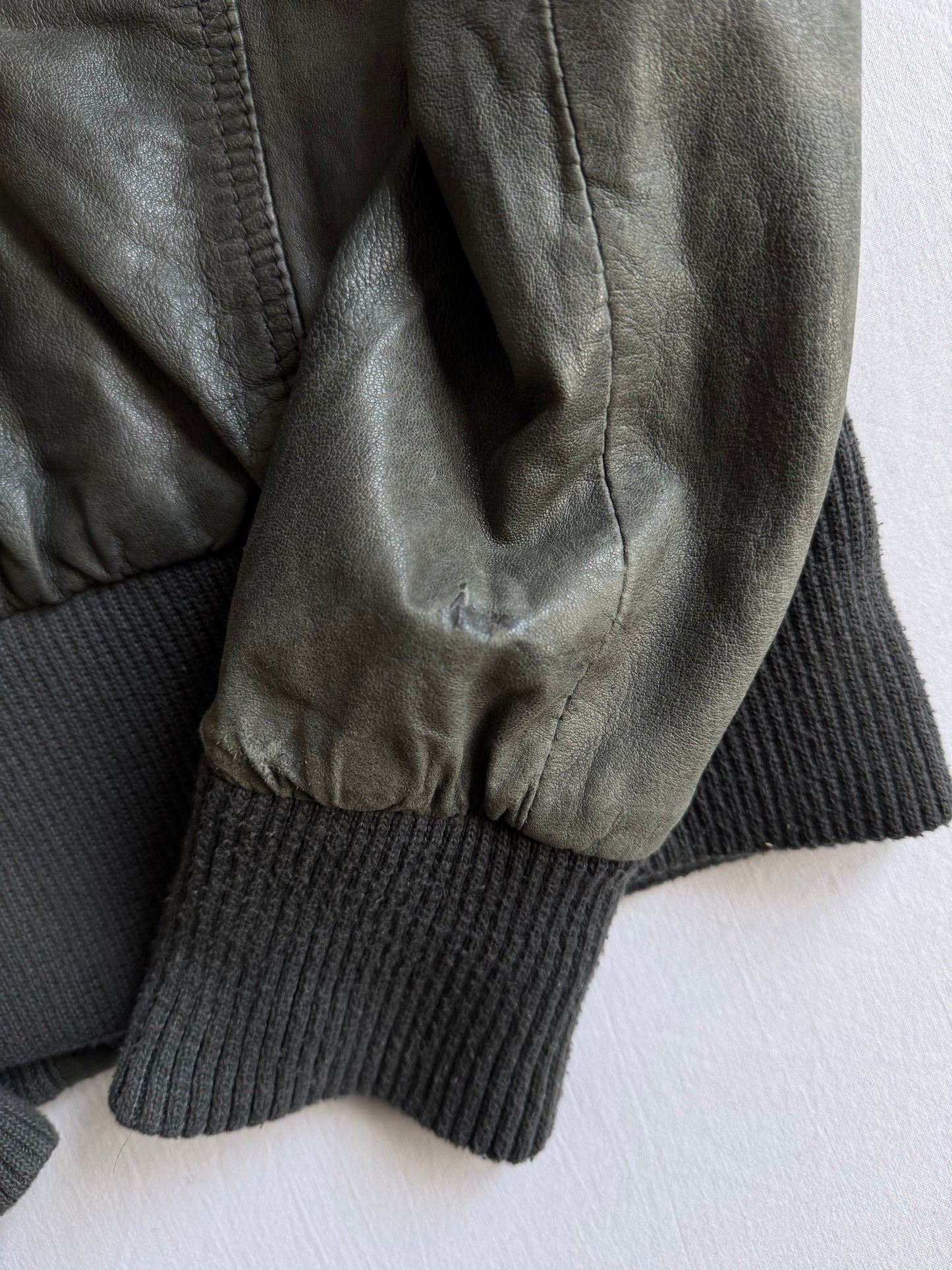 💁‍♀️ Geacă Y2K Damă din Piele de Oaie Gri-Albăstruie Faded cu Patină Naturală – XS