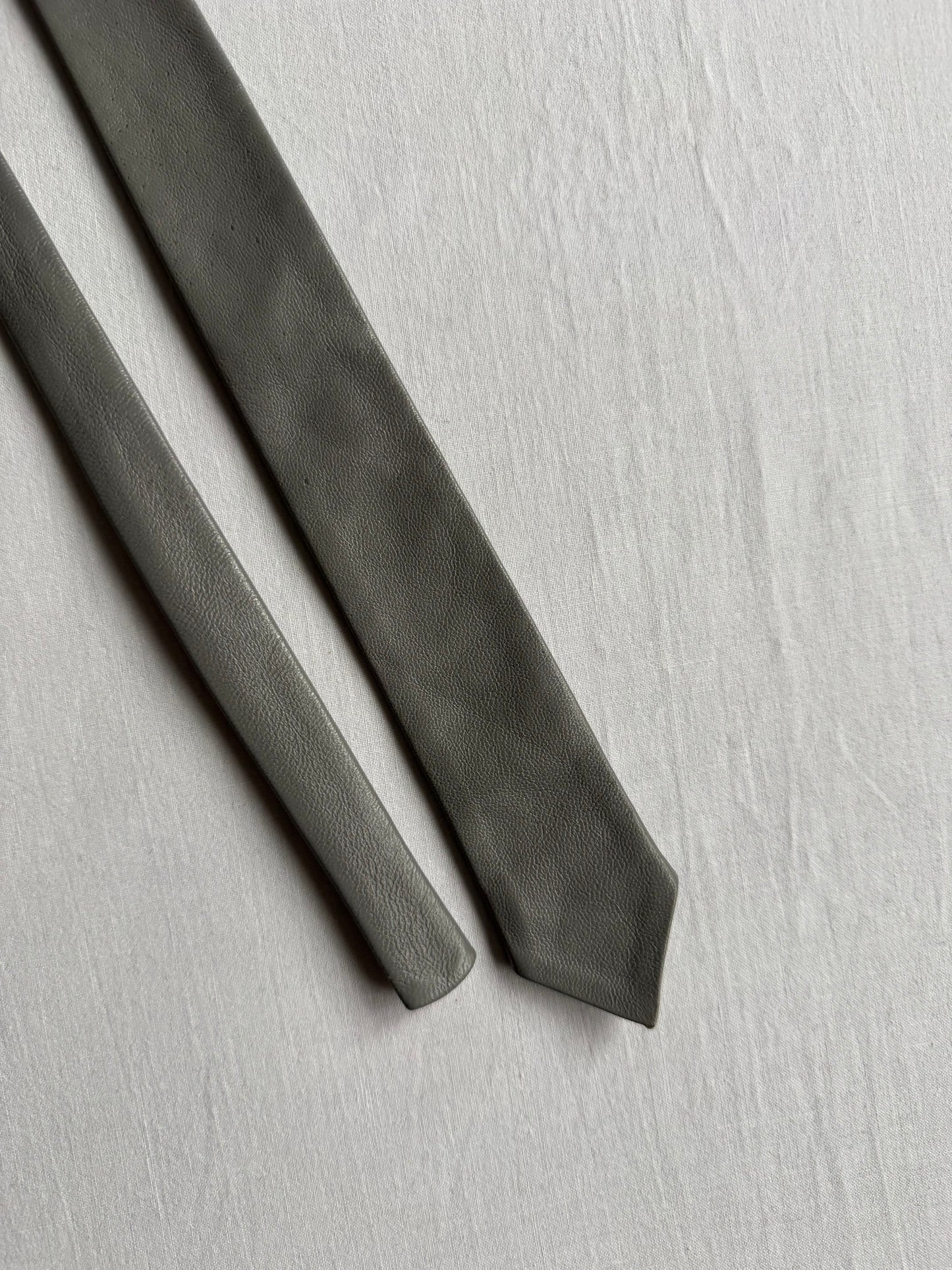 👔 Cravată Vintage Skinny din Piele Gri – Made in Western Germany