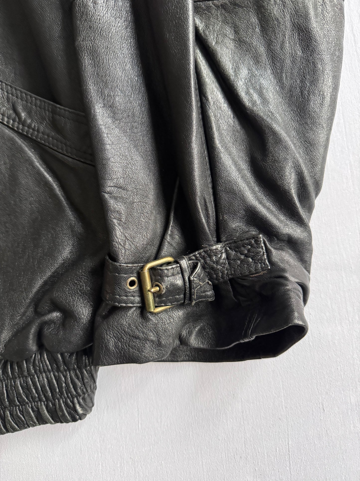 👨‍✈️ Geacă vintage din piele neagră tip bomber / Cropped Fit cu curele – Made in Italy (L bărbați)