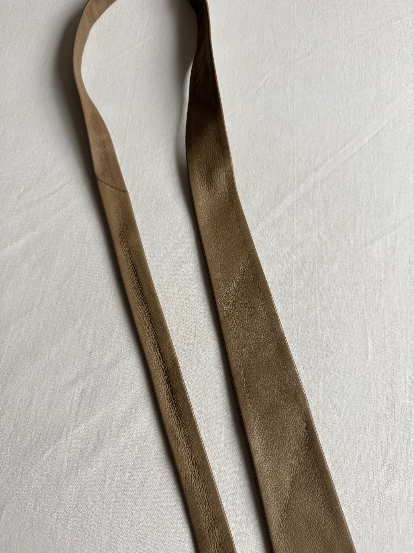 👔 Cravată Vintage Skinny din Piele Maro