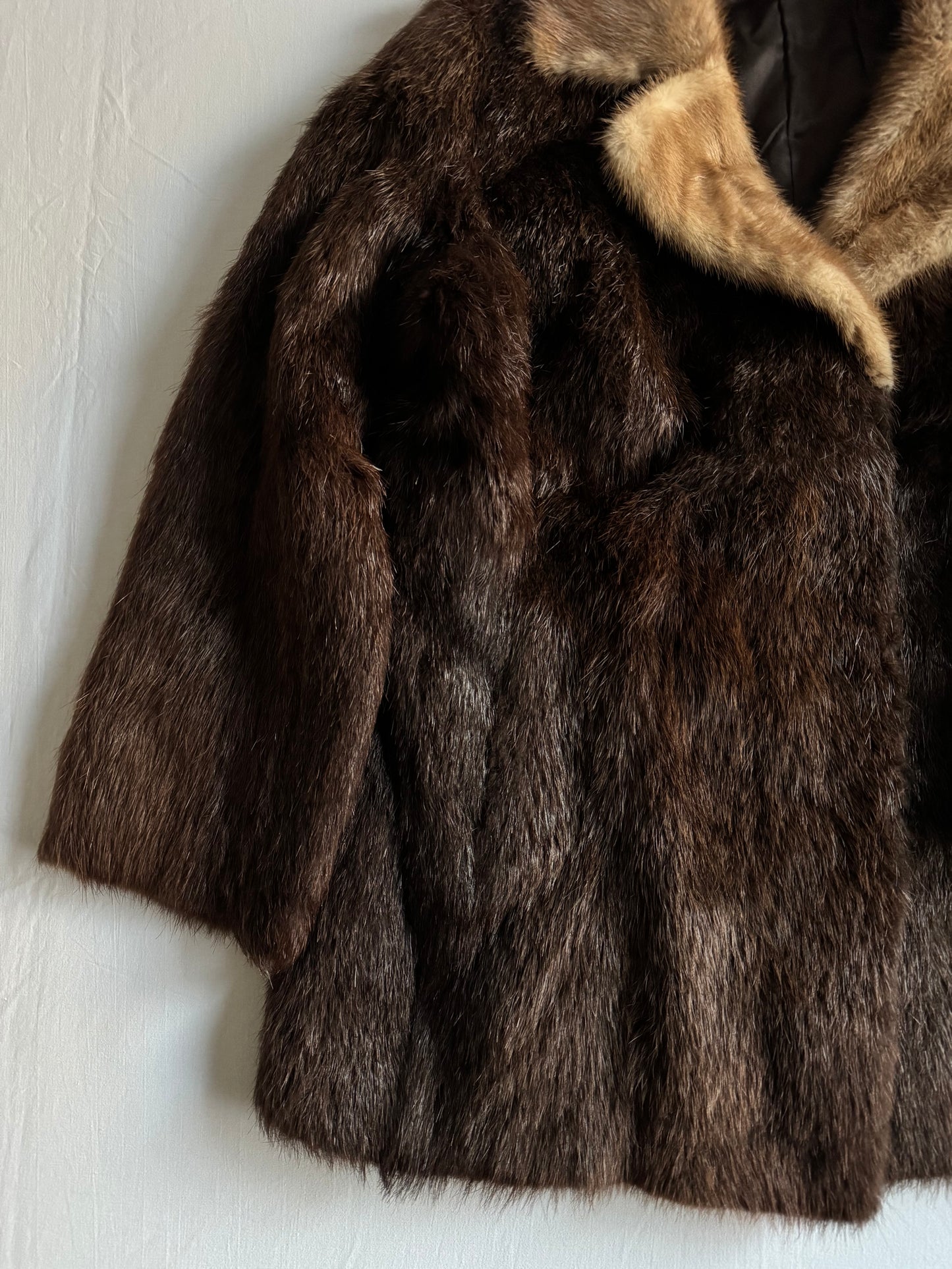 🧥 Haină Vintage din Blană Naturală – Mărime Aproximativ M/L Femei