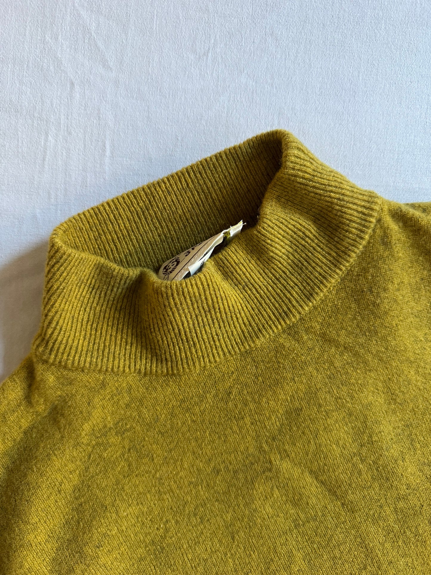 🧶 Pulover vintage mustar cu guler mocneck – mărimea L (Made in Italy)