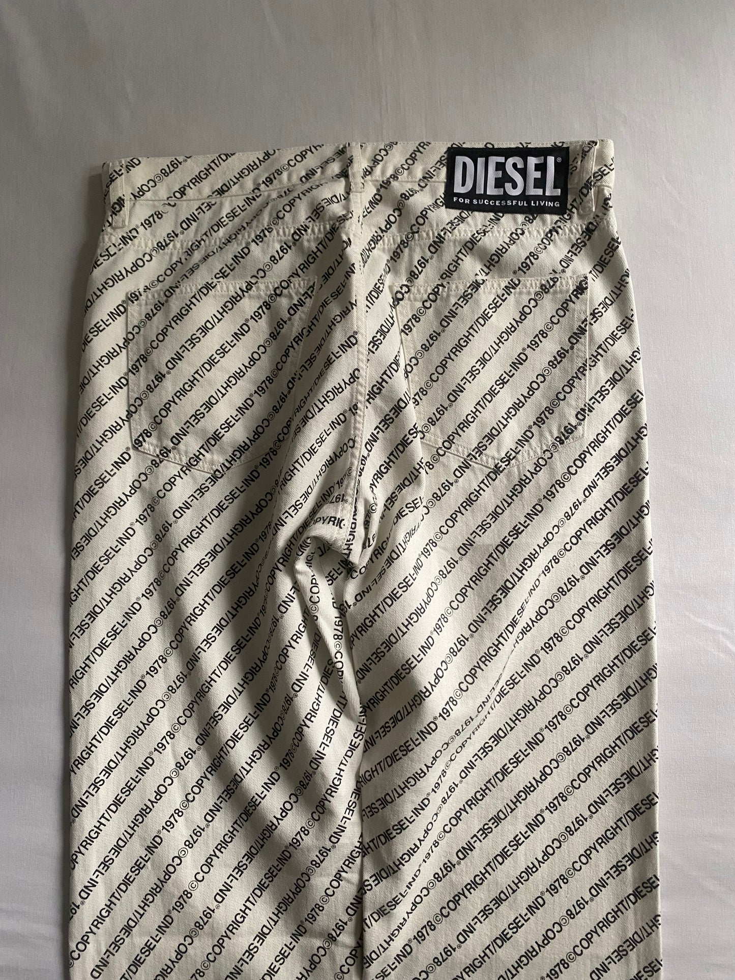🤍 White Diesel Scripted All-Over Print Jeans – Size 33