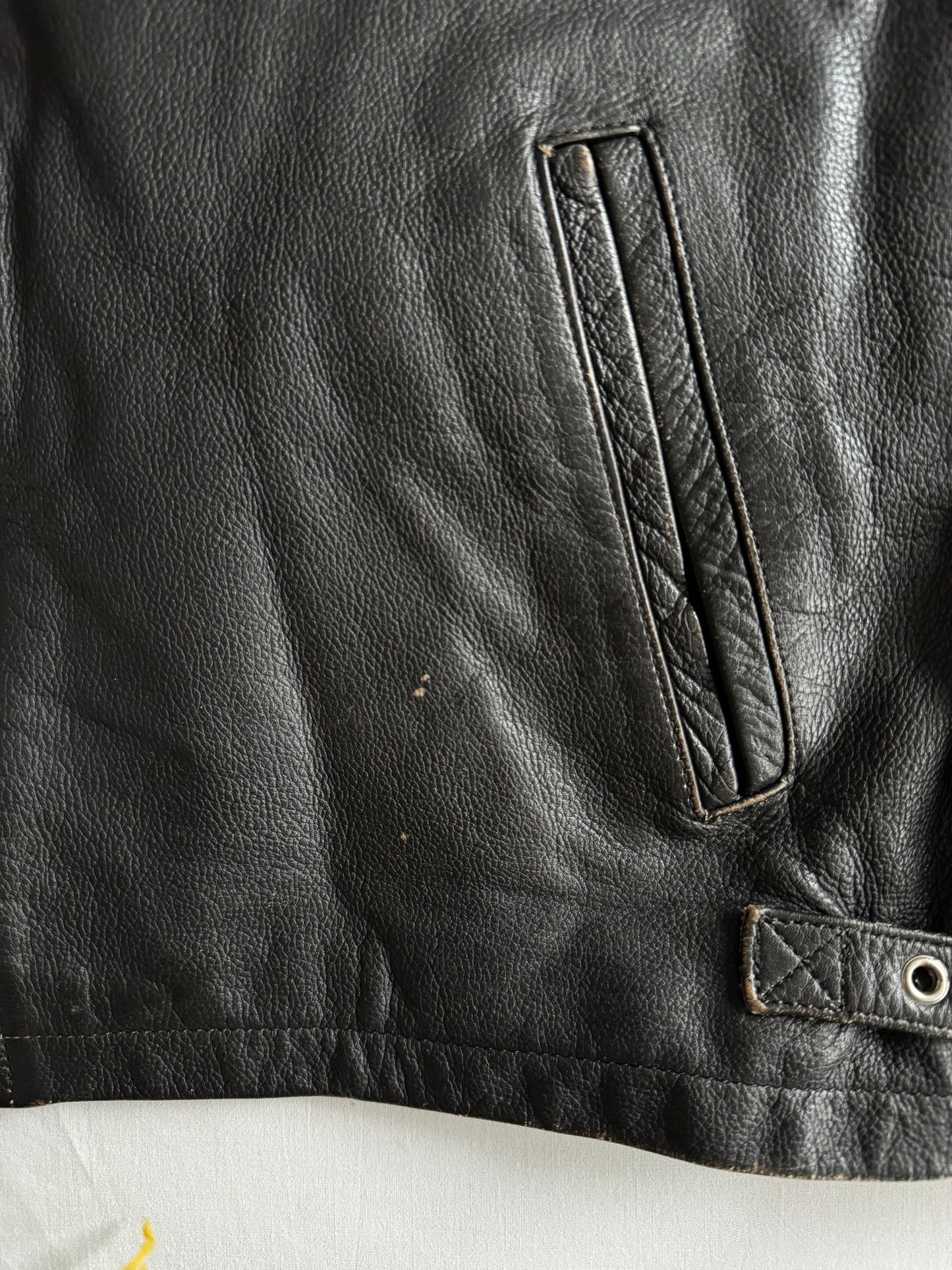 🏍️ Geacă vintage din piele neagră pentru bărbați – mărimea L – croială cropped – piele naturală cu patină autentică