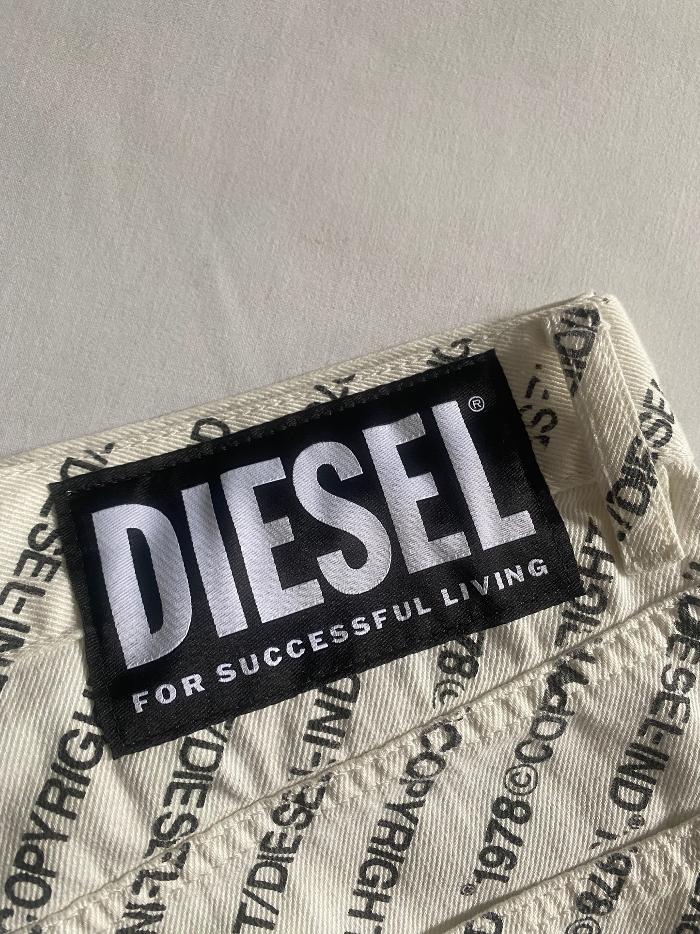 🤍 White Diesel Scripted All-Over Print Jeans – Size 33