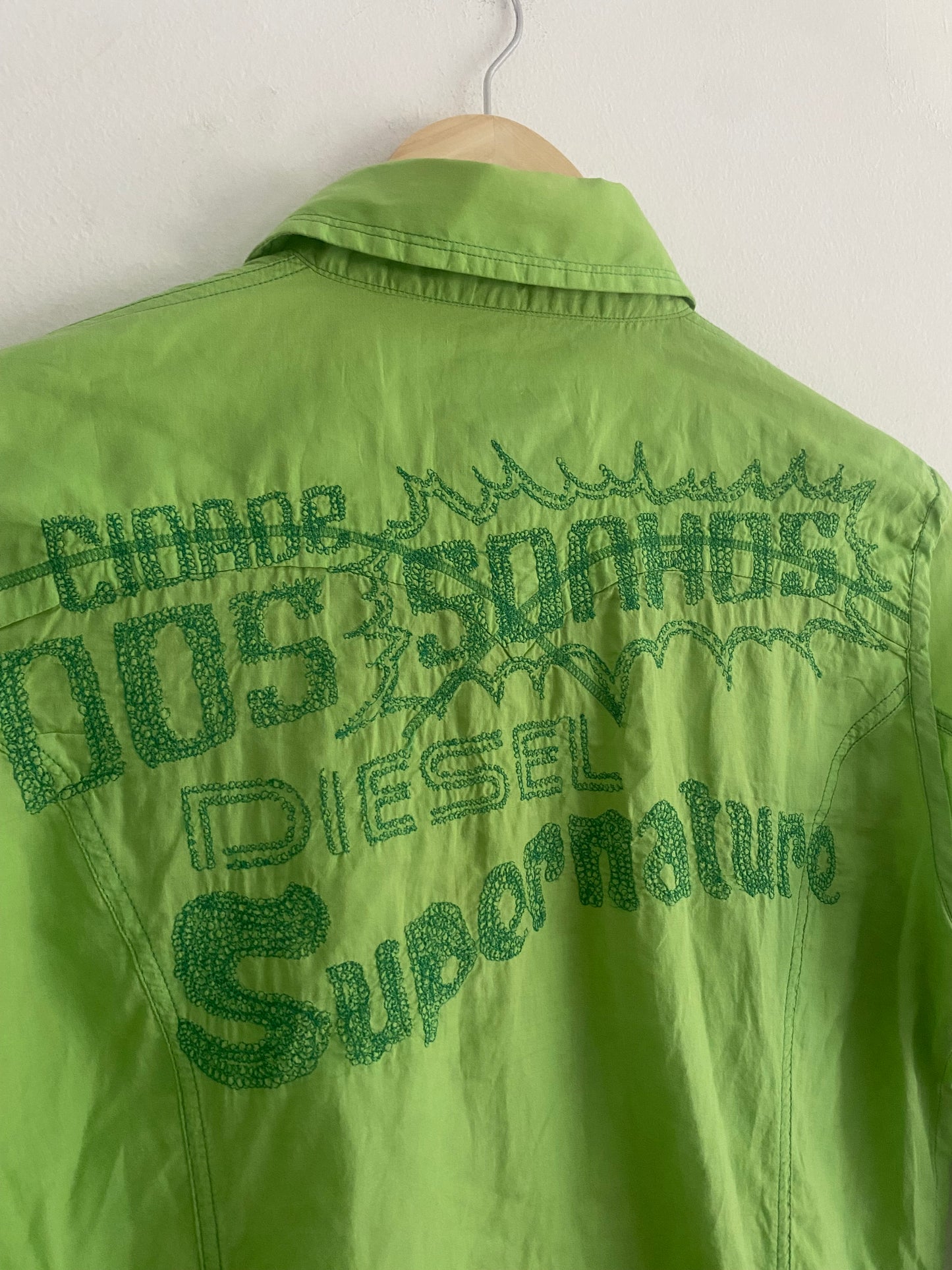 👚 Cămașă Y2K Diesel Verde cu Broderie pe Spate – Mărime M (Femei)