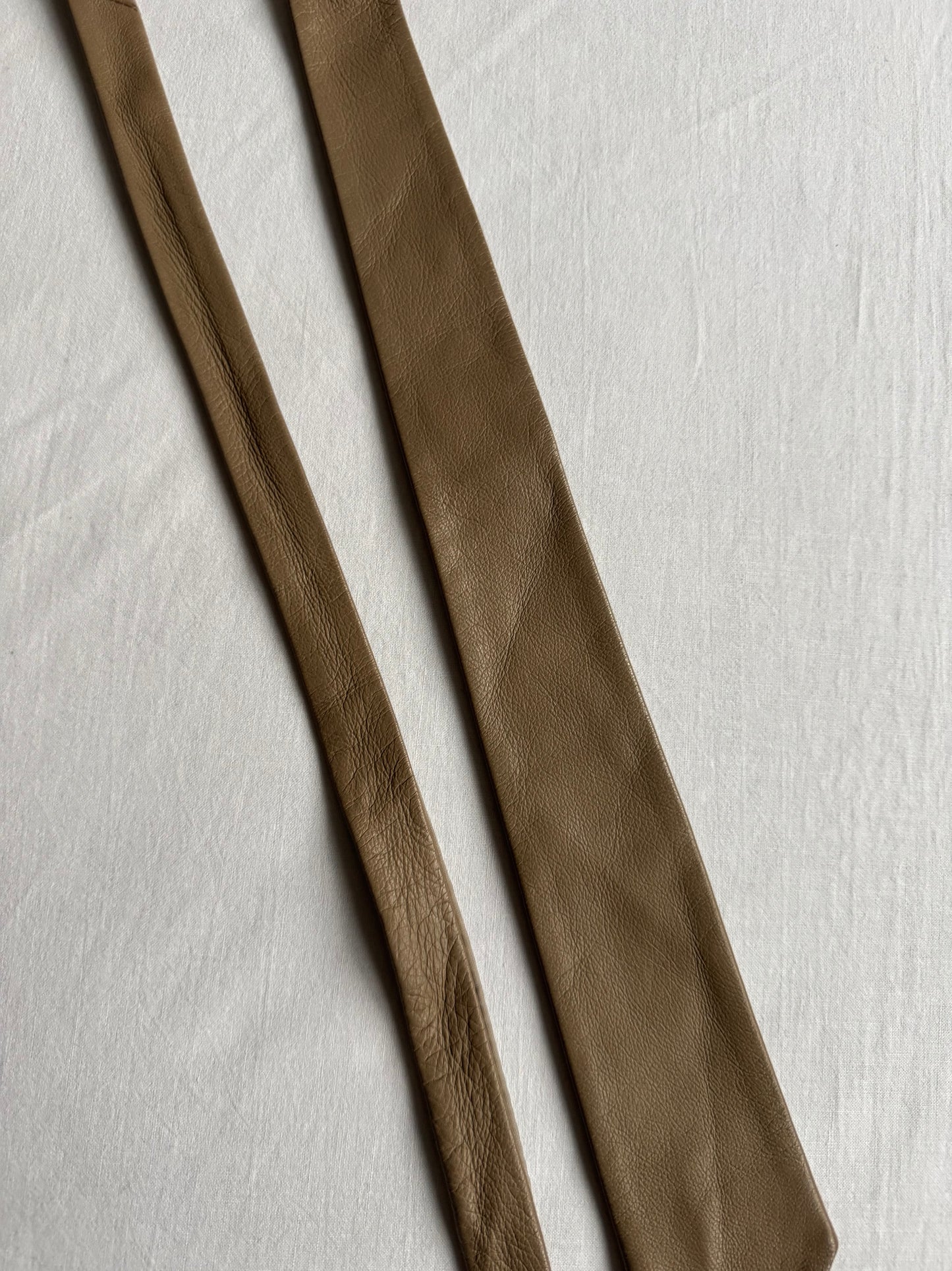 👔 Cravată Vintage Skinny din Piele Maro