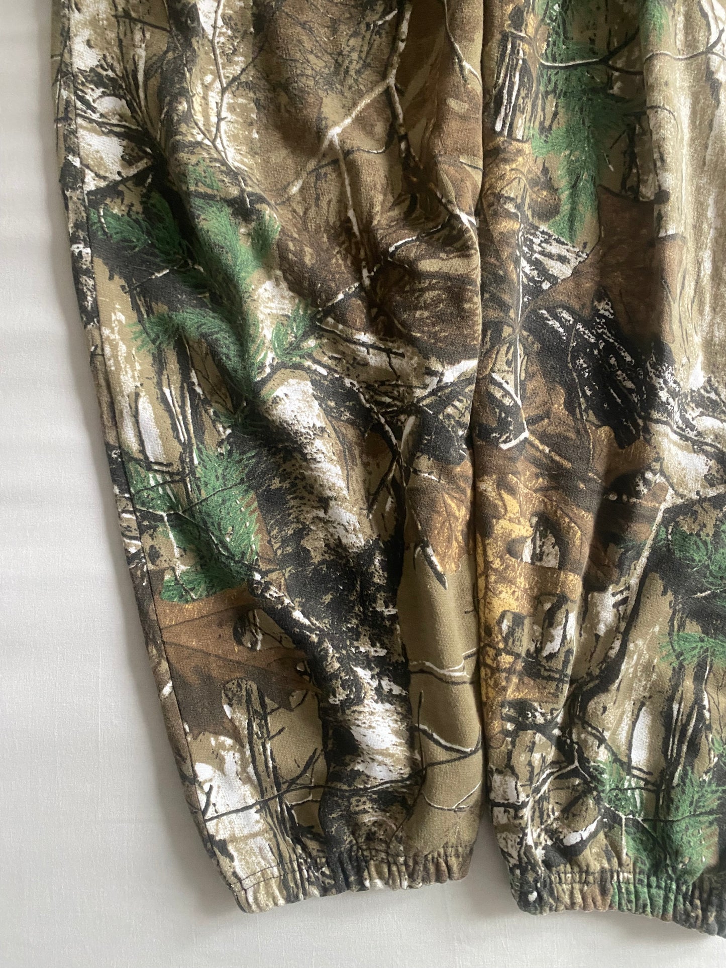 Pantaloni de trening camo, mărimea M, talie elastică și ajustabilă 🩳