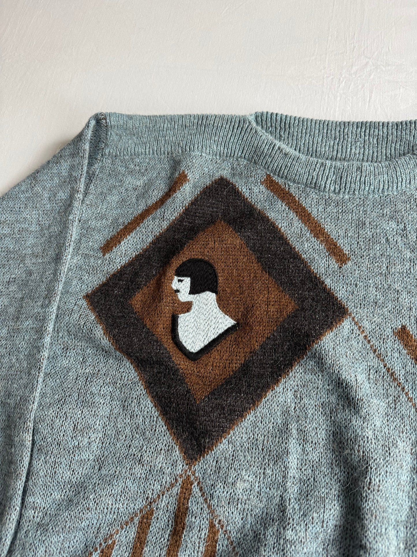 🧶 Pulover Vintage Albastru cu Model Grafic Cropped – Oversized / Unifit