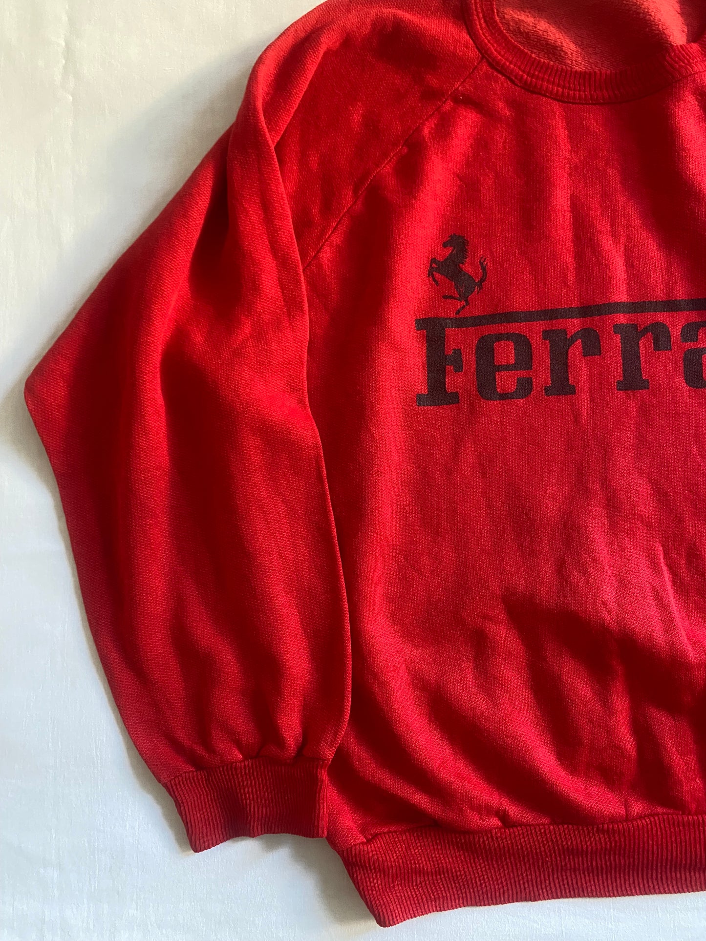 Crewneck Vintage Ferrari – Anii ’80, Made in Italy, Mărime S Fit Boxy