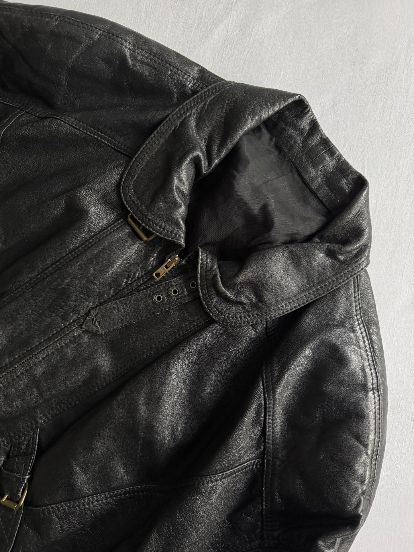 👨‍✈️ Geacă vintage din piele neagră tip bomber / Cropped Fit cu curele – Made in Italy (L bărbați)