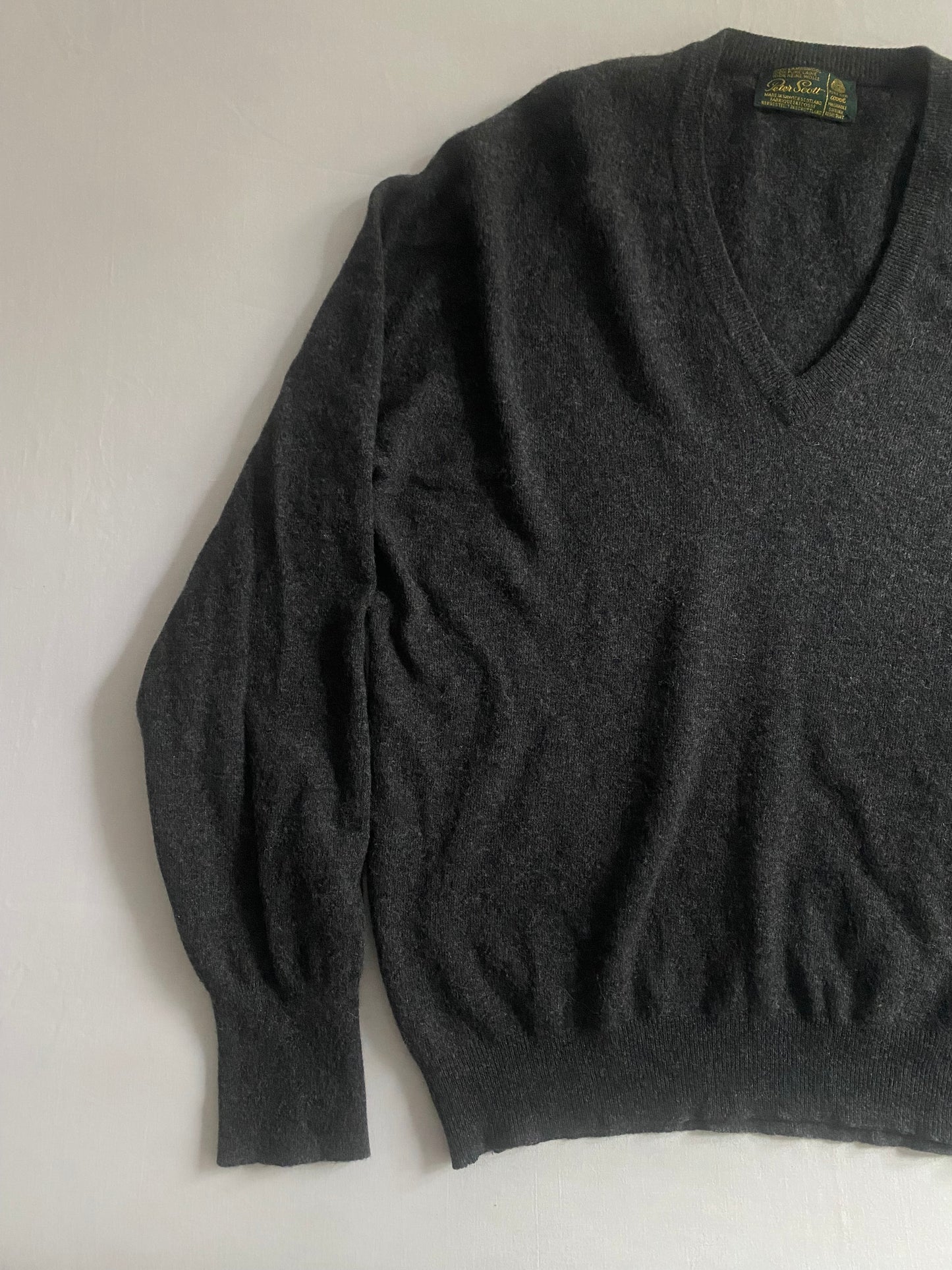 Pulover Vintage Peter Scott – Dark Grey V-Neck – 100% Lână Virgină – Made in Scotland – UK 42