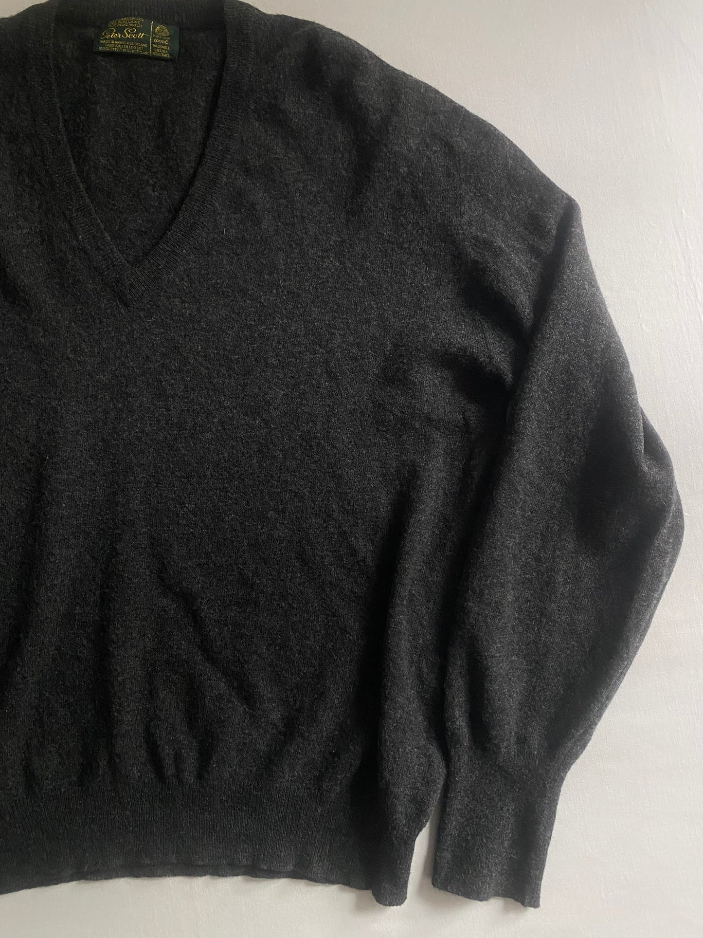 Pulover Vintage Peter Scott – Dark Grey V-Neck – 100% Lână Virgină – Made in Scotland – UK 42