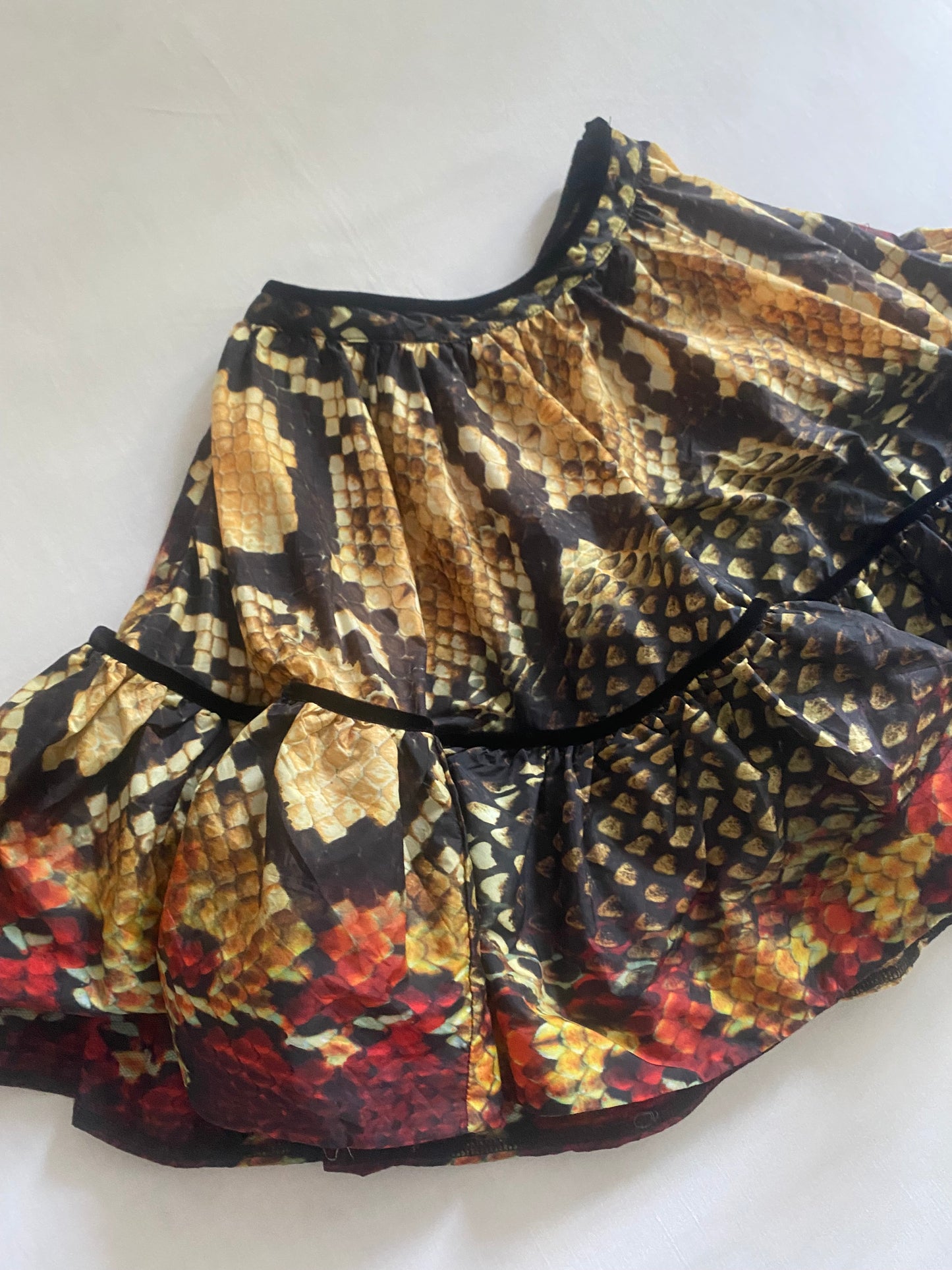 Fustă Y2K cu Print de Șarpe și Volane – Mărime XS 🐍✨