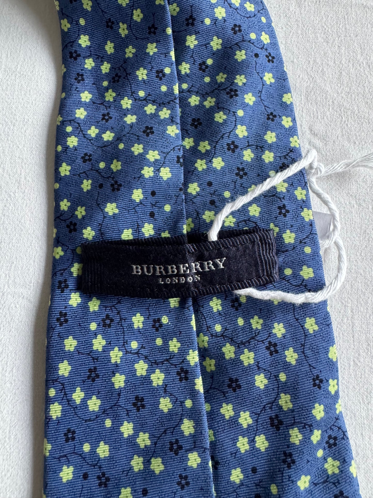 👔 Cravată Burberry din Mătase 100% – Vintage Classic