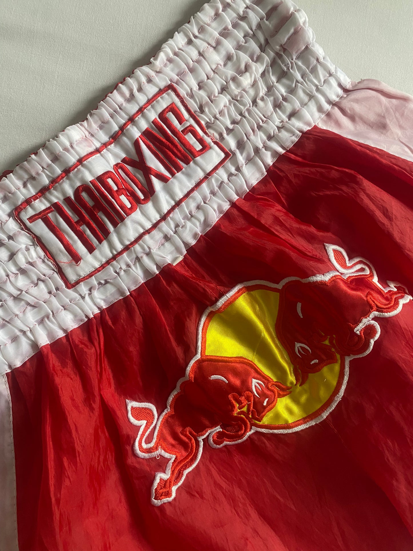 Pantaloni Scurți Muay Thai Red Bull – Mărime XL (potrivesc și mărimi mai mici) 🥊🔥