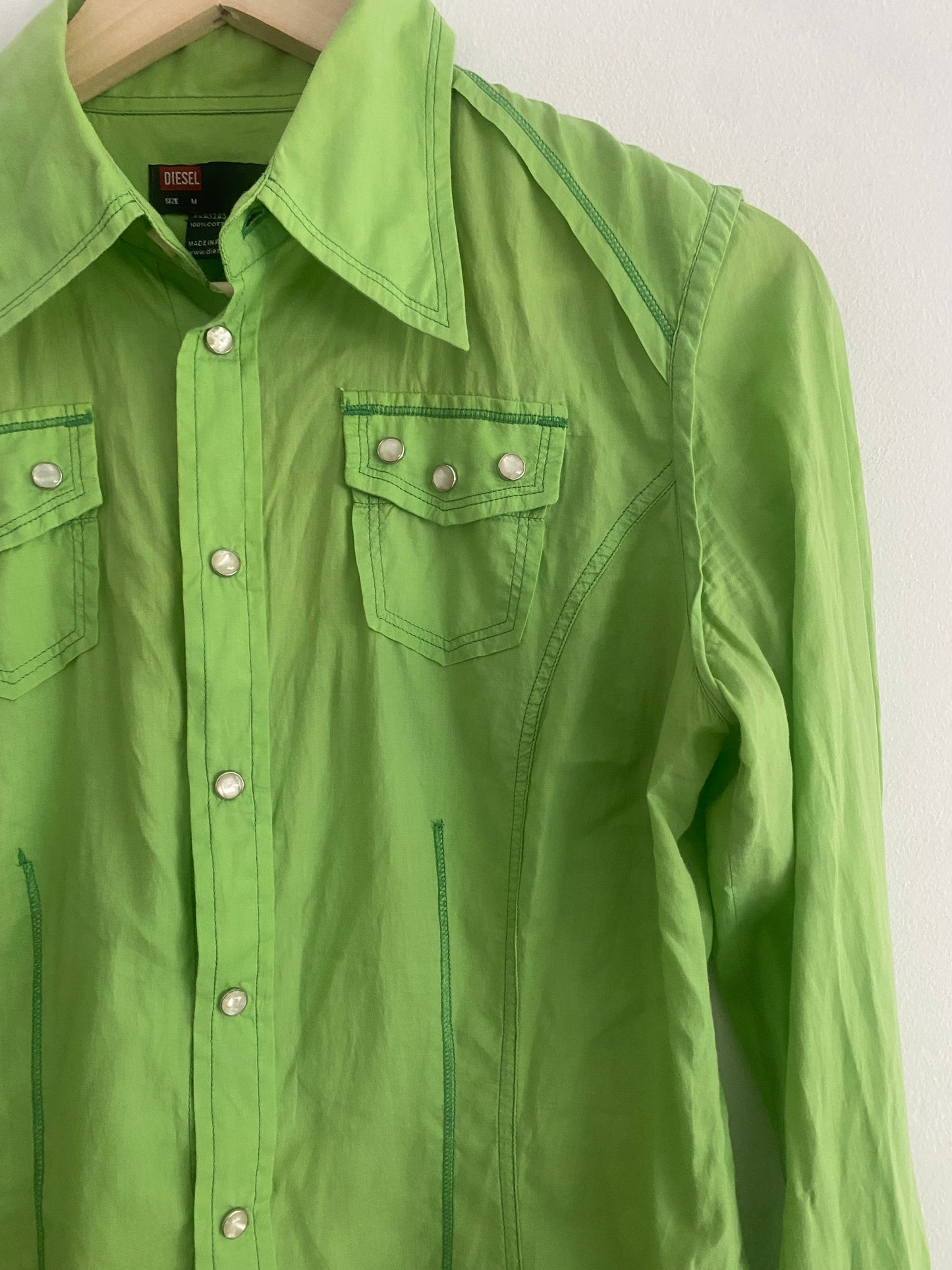 👚 Cămașă Y2K Diesel Verde cu Broderie pe Spate – Mărime M (Femei)