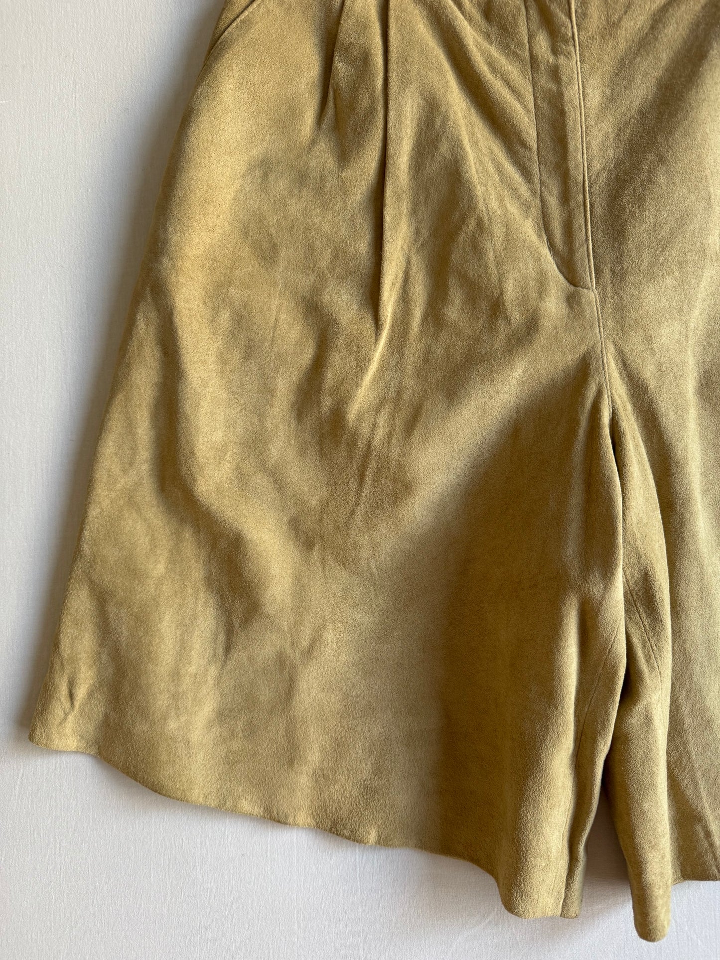 🍦 Pantaloni Scurți Vintage Damă din Piele Suede Crem – M / L (EU 40)