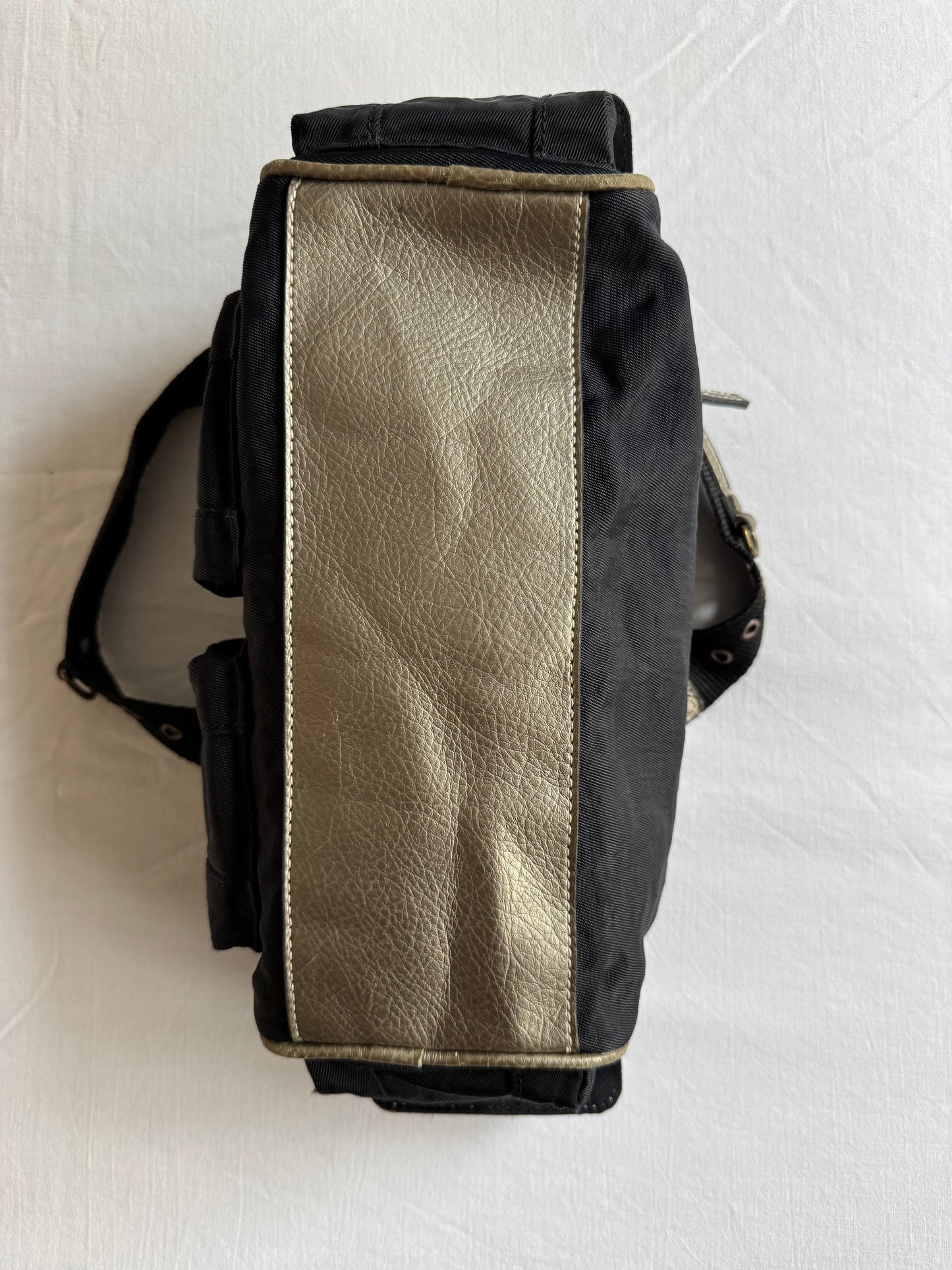 👜 Geantă Y2K Guess neagră cu detalii aurii / Model utility