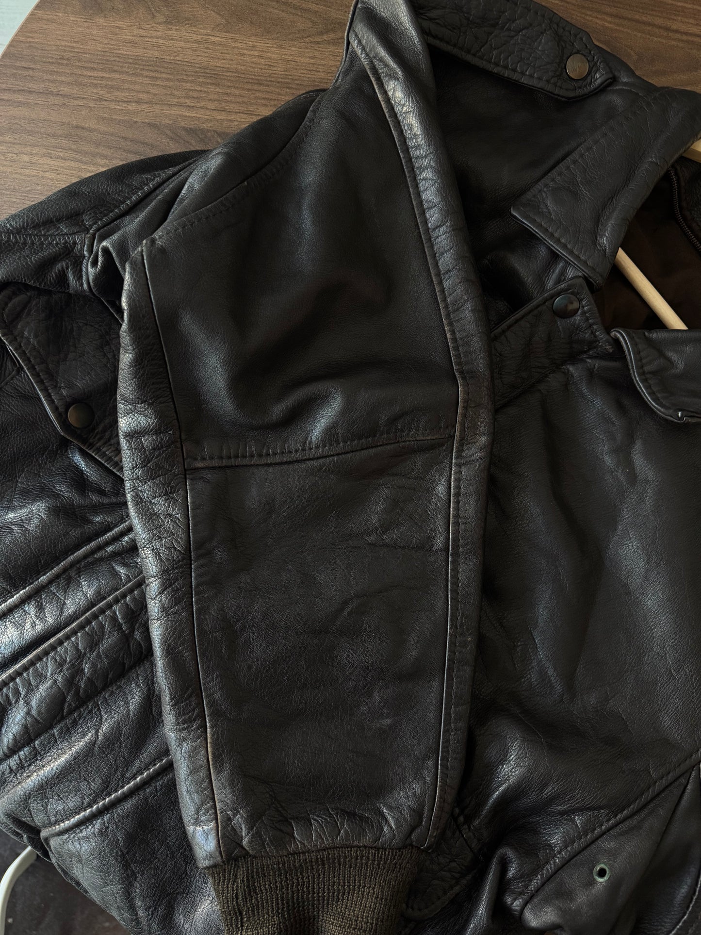 Jachetă Piele Bomber A2 Vintage Maro Închis | 100% Cowhide | Patină Naturală – L Bărbați