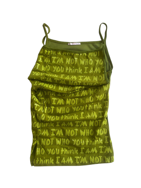 🧩 Top Y2K Verde cu Text – „I’m not who you think I am” – Mărime XS