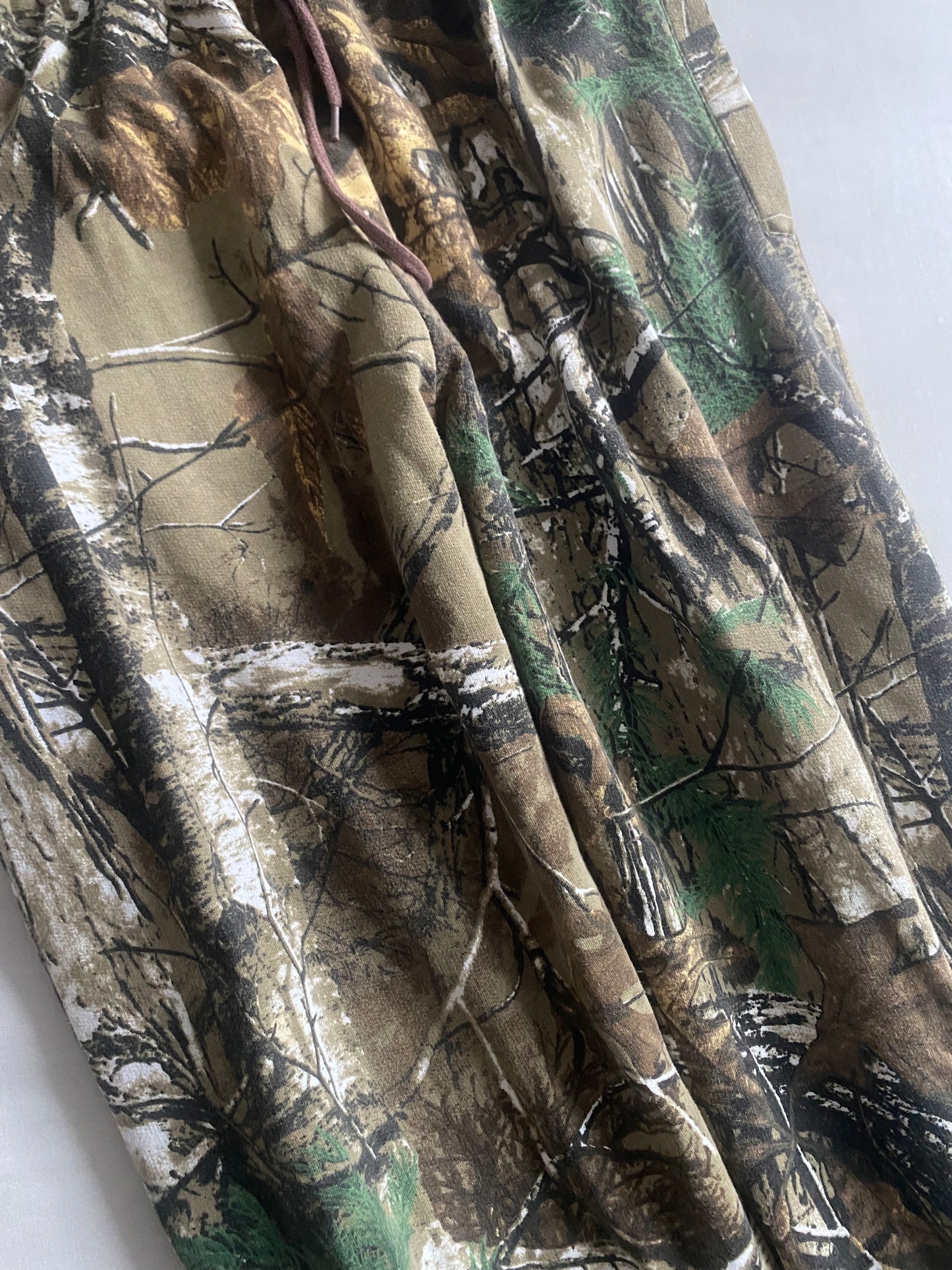 Pantaloni de trening camo, mărimea M, talie elastică și ajustabilă 🩳