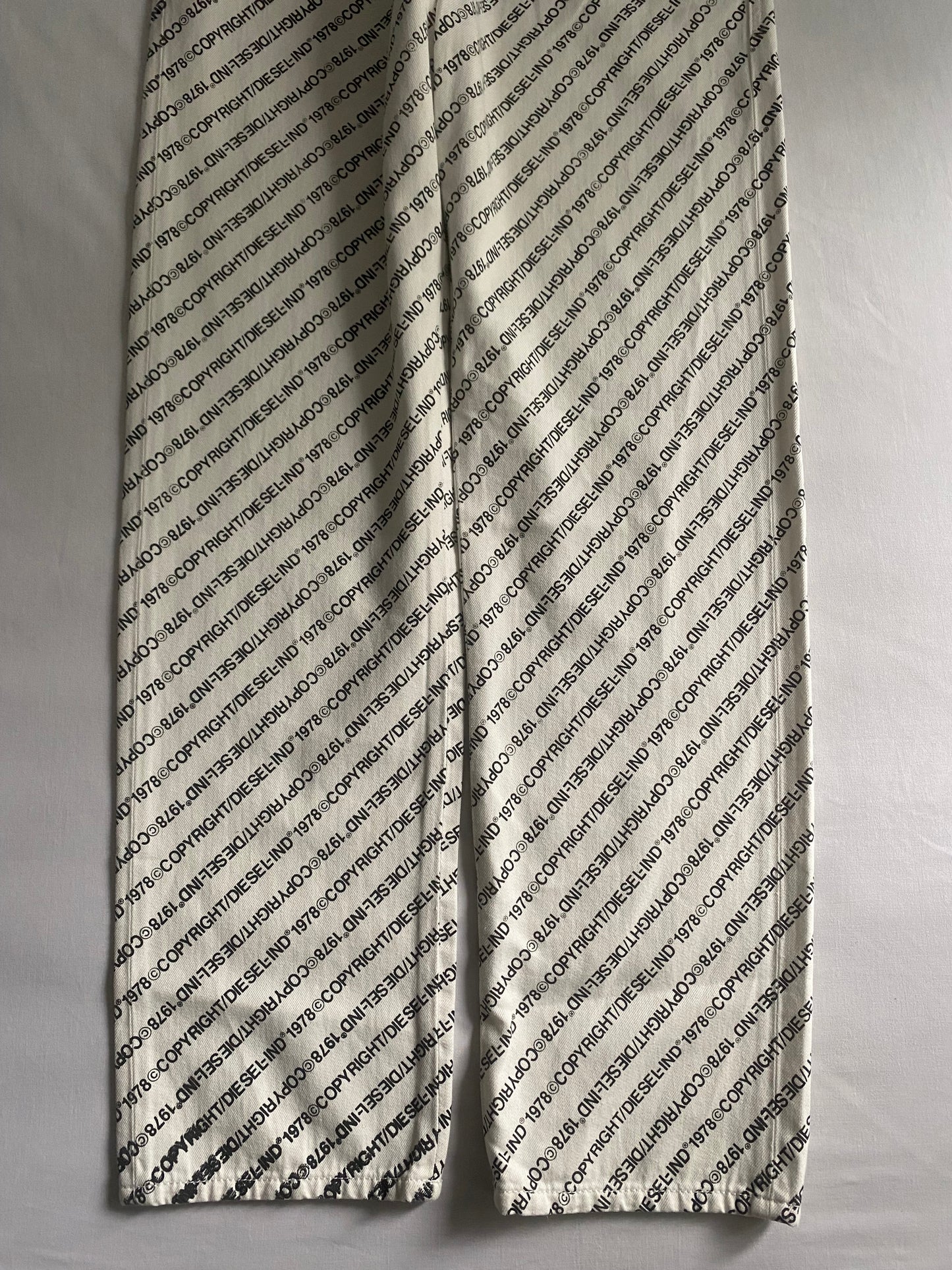 🤍 White Diesel Scripted All-Over Print Jeans – Size 33