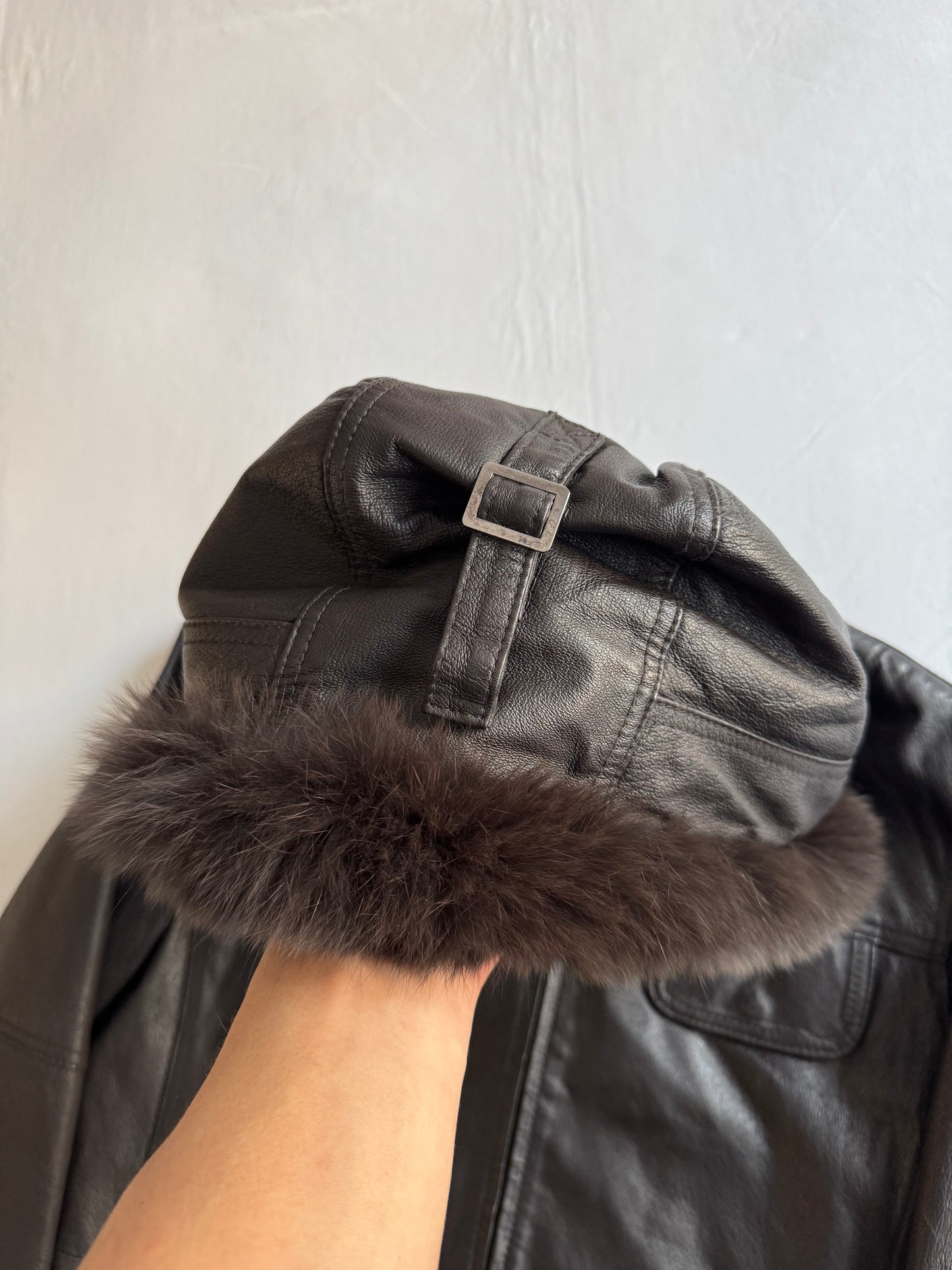 🦊 Jachetă Y2K din Piele Maro Închis cu Glugă Bordată cu Blană de Vulpe – IT 44 (M/L Damă)