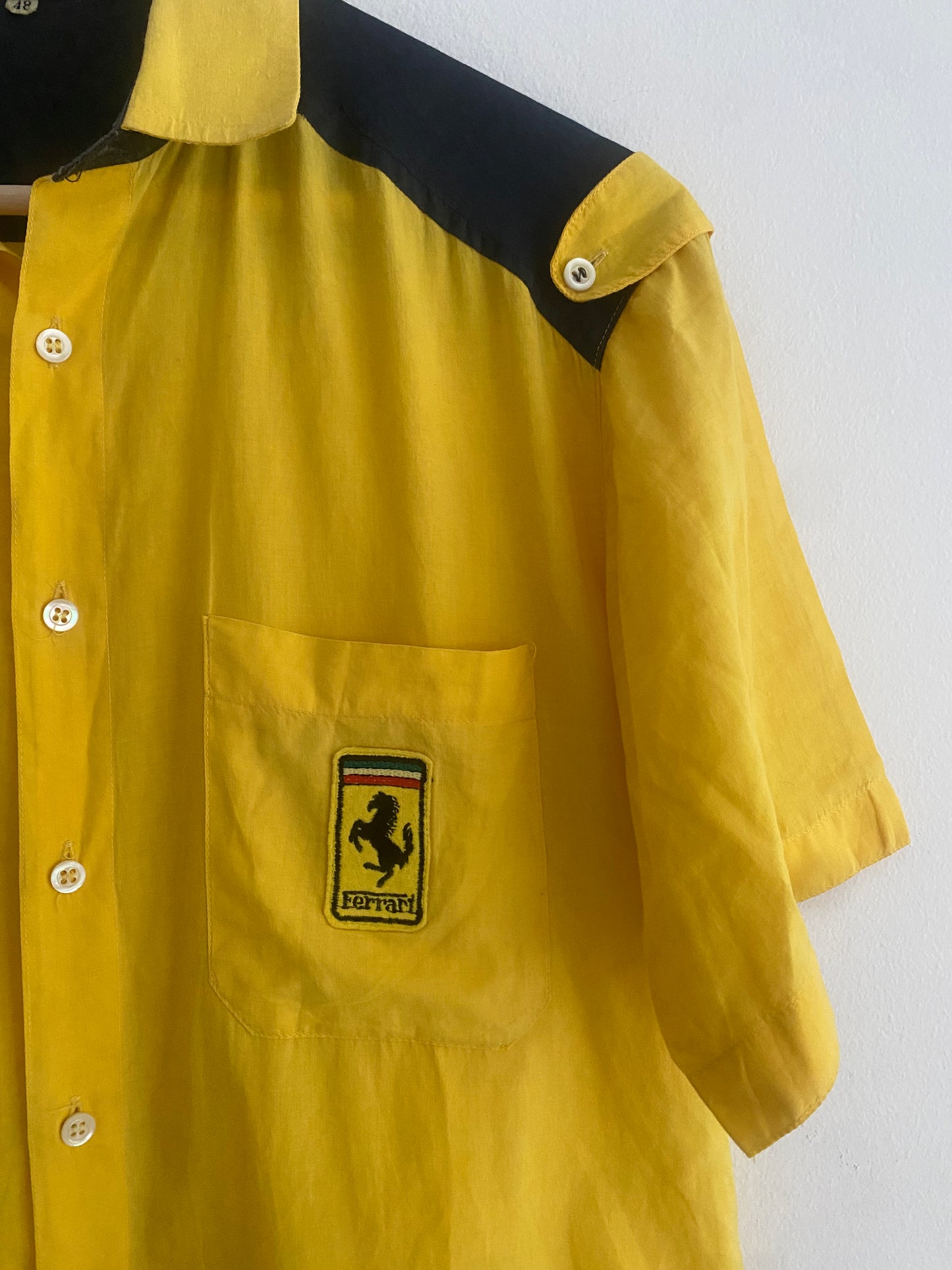 Cămașă Vintage Ferrari Pit Crew – Anii ’70, Negru cu Galben, Mărime M