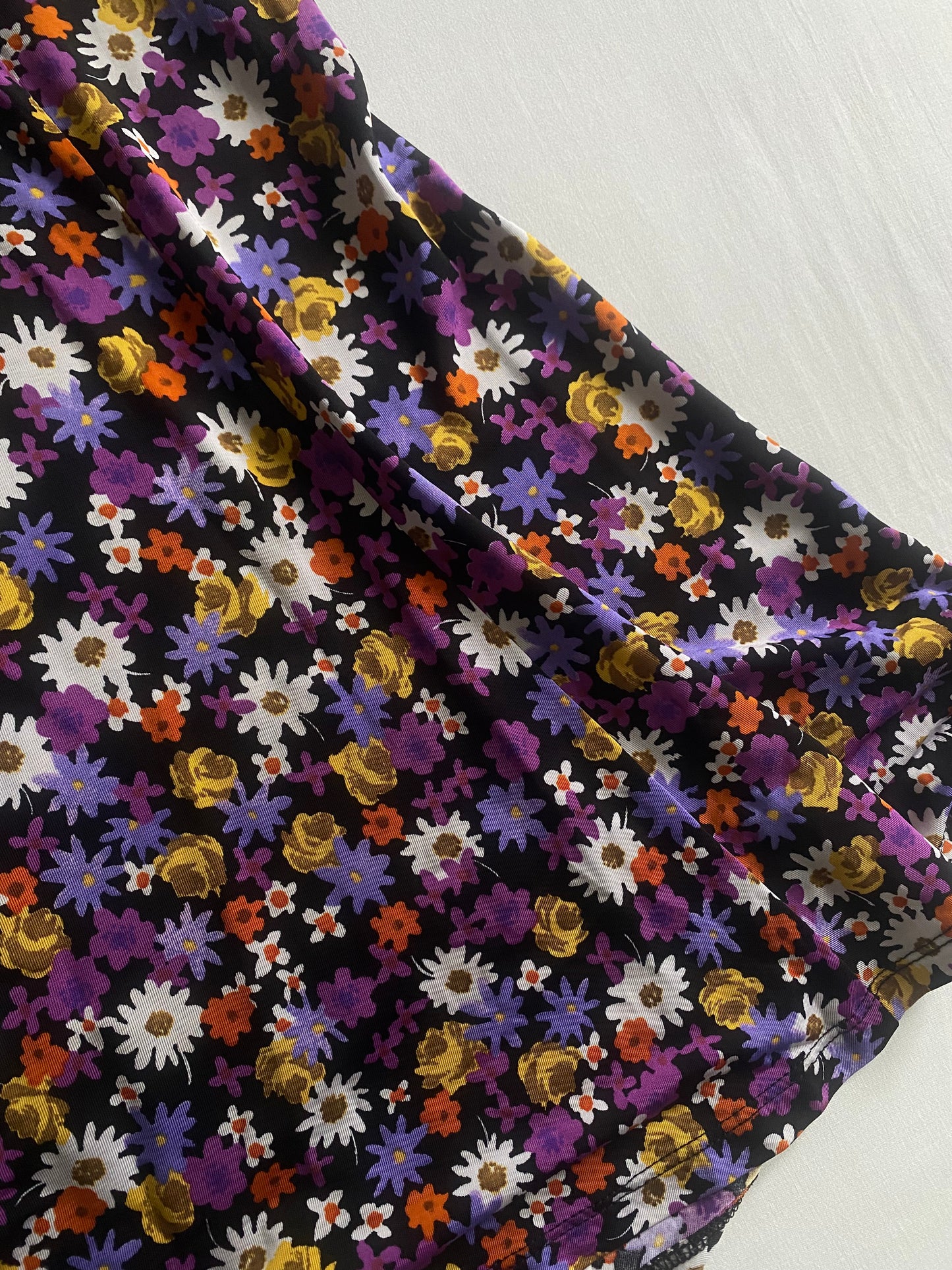 Fustă Neagră Imprimată Floral – Mărime S 🌿🖤