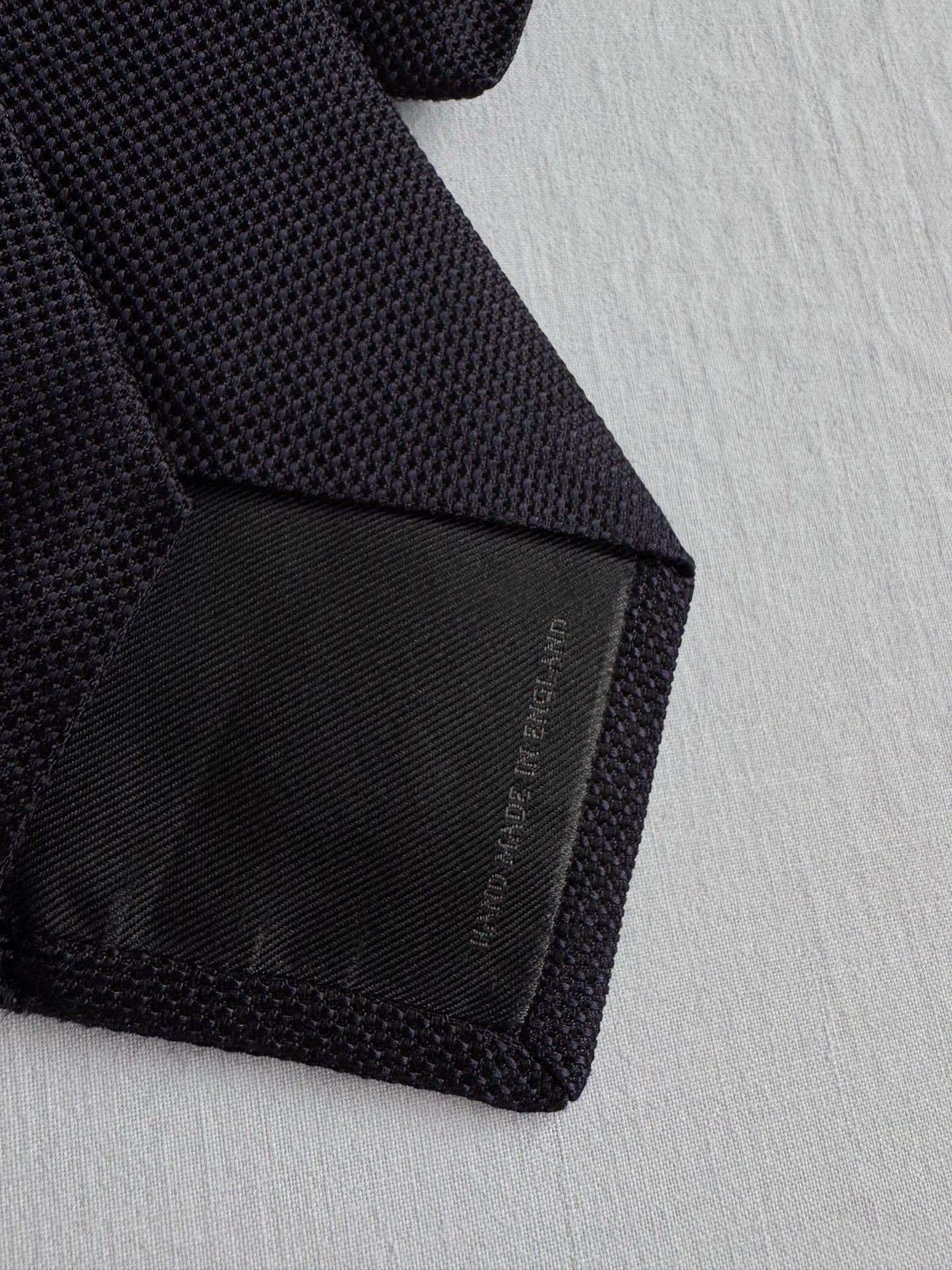 🐎 👔 Cravată Vintage Burberry Bleumarin din Mătase – Handmade in England