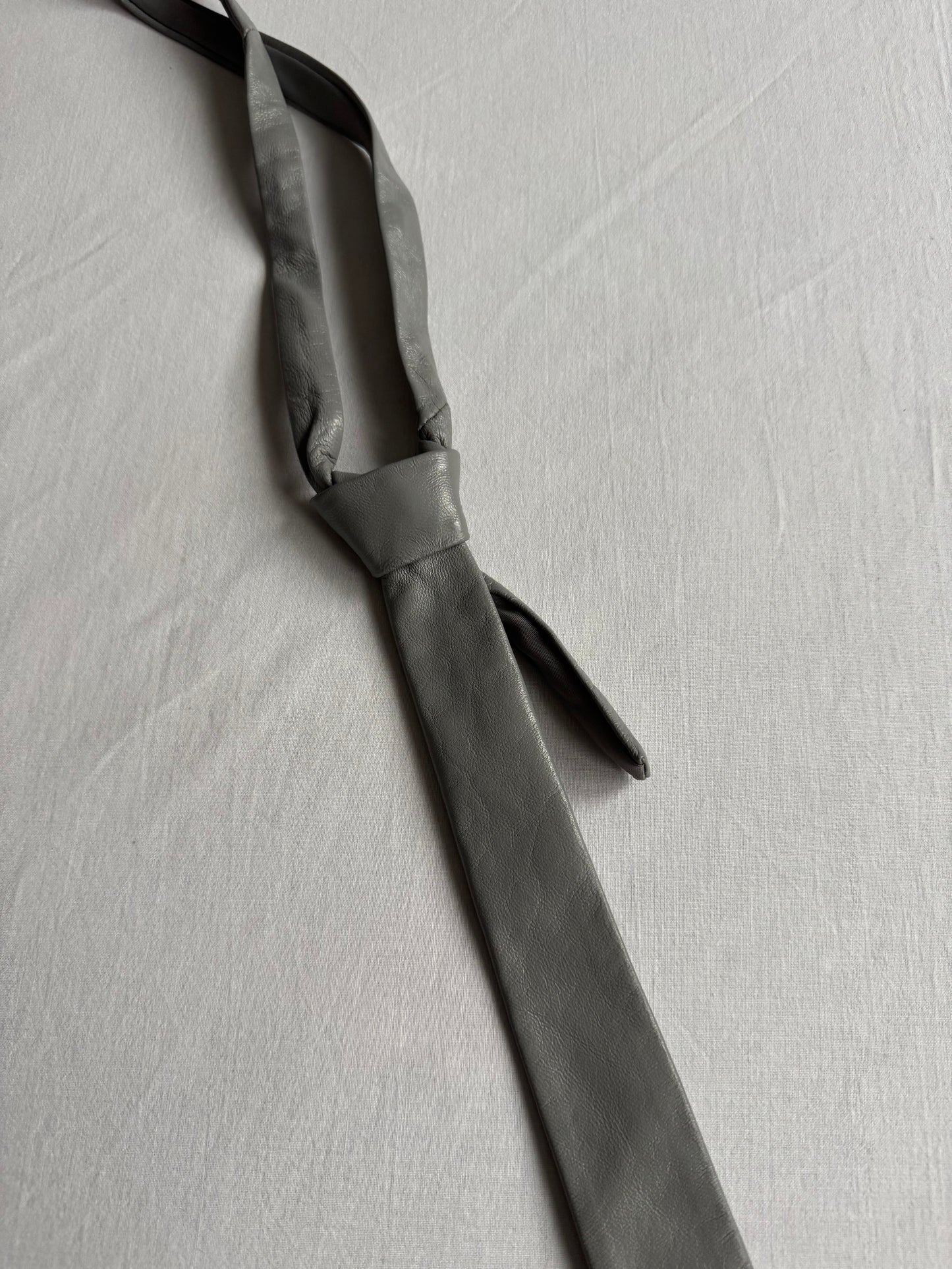 👔 Cravată Vintage Skinny din Piele Gri – Made in Western Germany