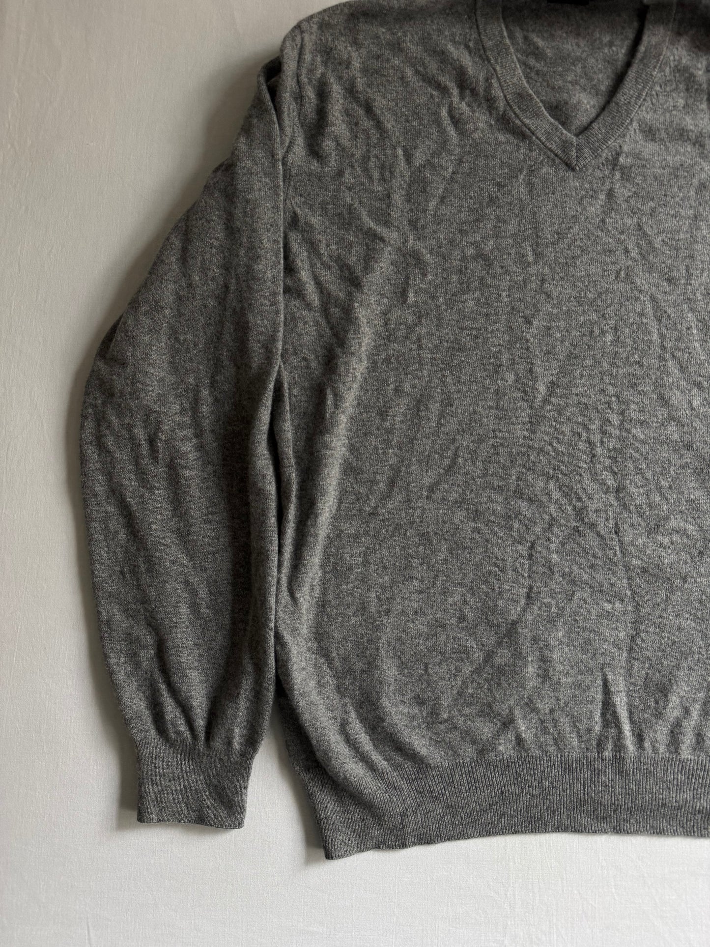 🩶 Pulover Gri cu Guler în V – Amestec Merino, Angora & Cașmir – Mărime L
