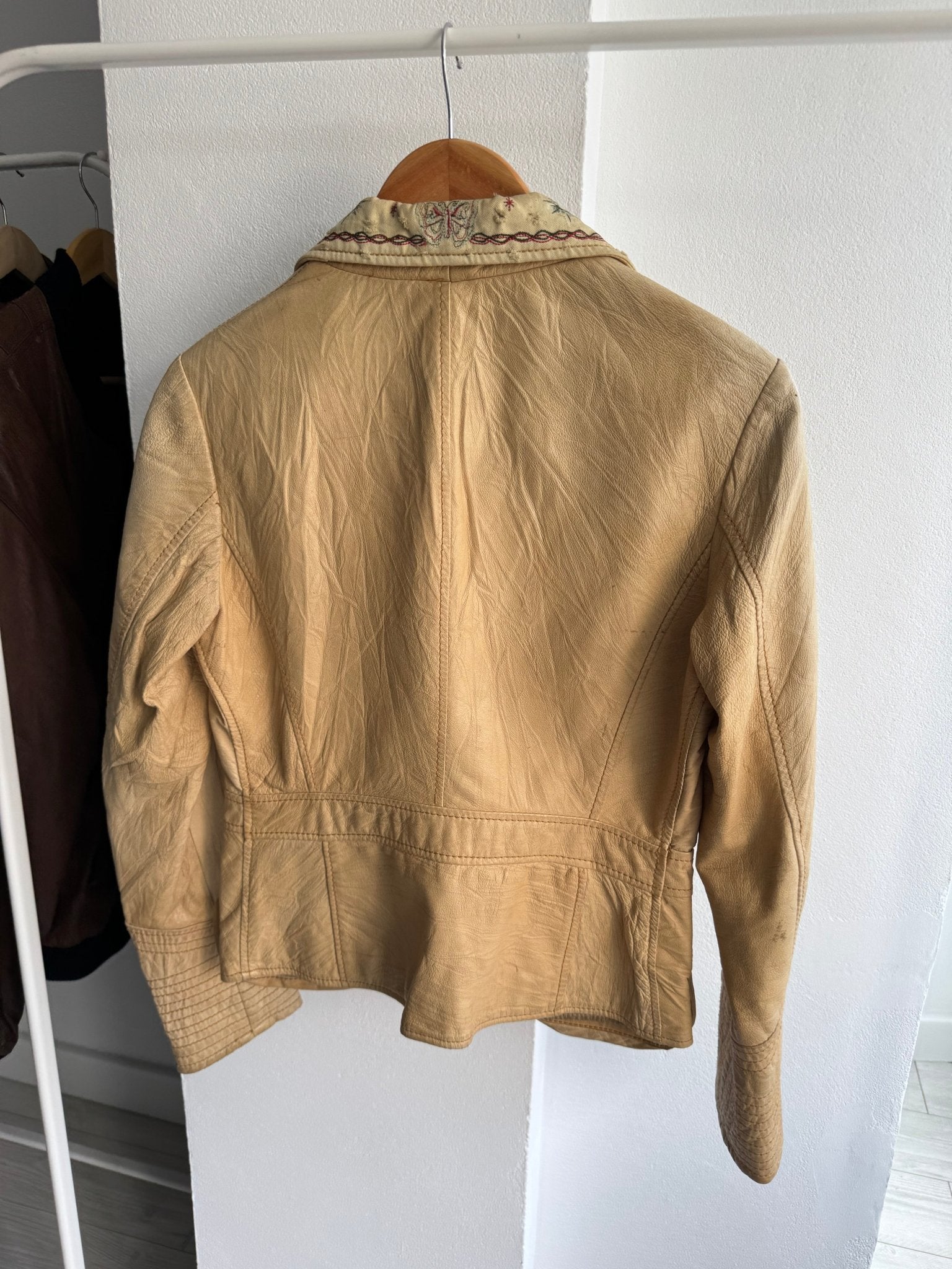 🪡 Blazer Y2K din Piele Crem cu Guler Textil Brodat – M – Made in Italy - anbracaminte