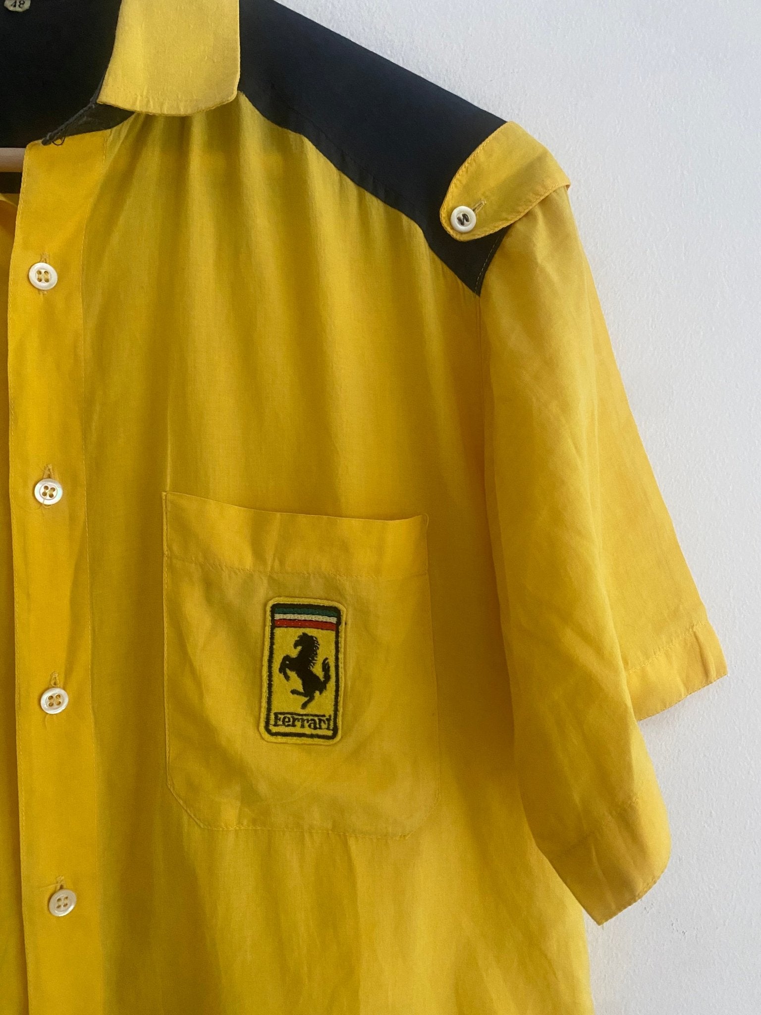 Cămașă Vintage Ferrari Pit Crew – Anii ’70, Negru cu Galben, Mărime M - anbracaminte