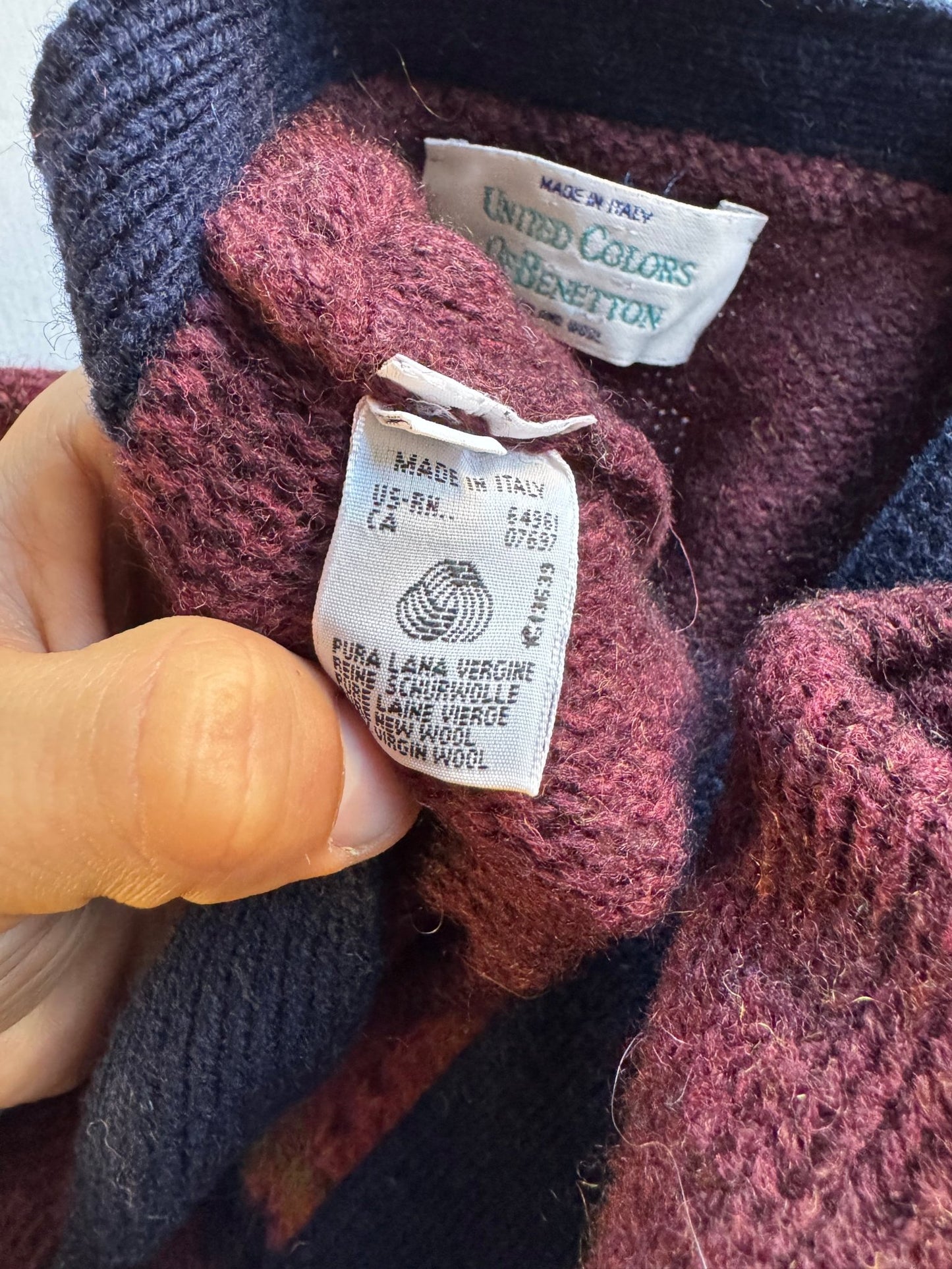🧶 Cardigan Vintage Benetton Vișiniu / Model Abstract pe Spate (Mărime M) - anbracaminte