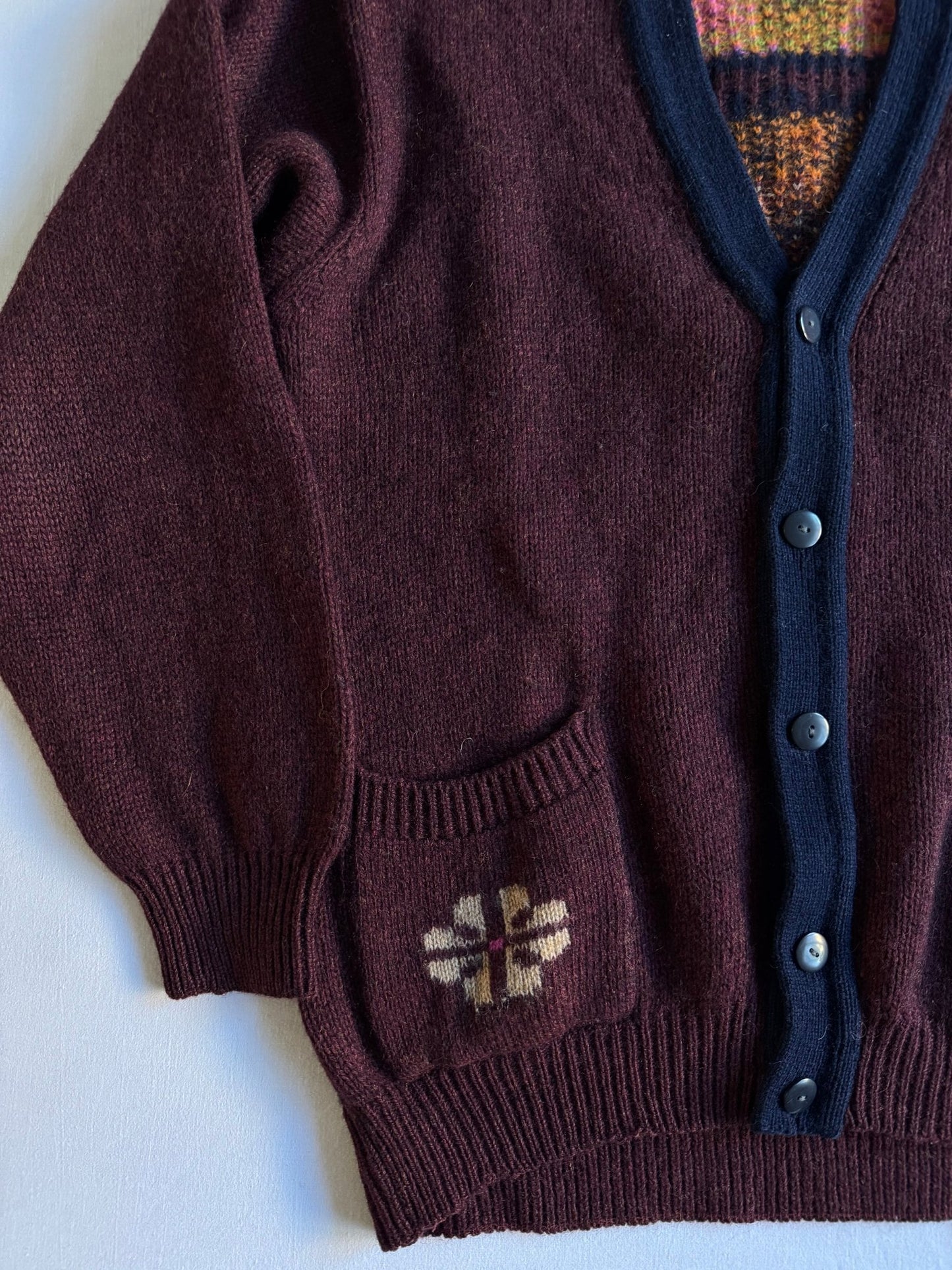 🧶 Cardigan Vintage Benetton Vișiniu / Model Abstract pe Spate (Mărime M) - anbracaminte