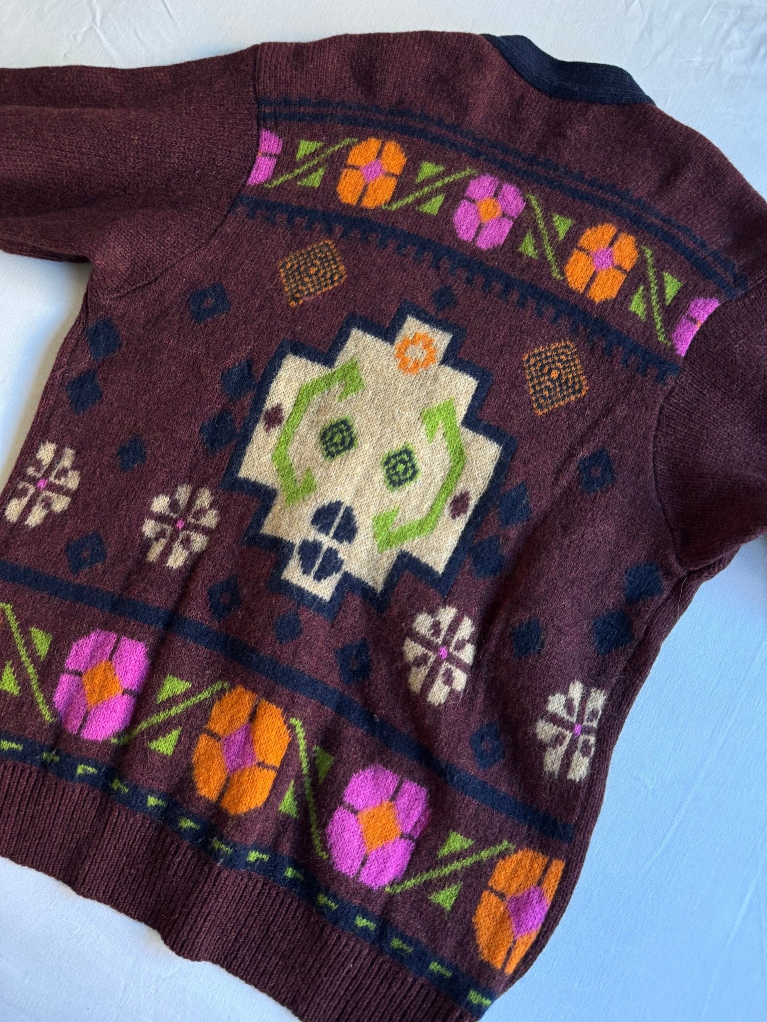 🧶 Cardigan Vintage Benetton Vișiniu / Model Abstract pe Spate (Mărime M) - anbracaminte